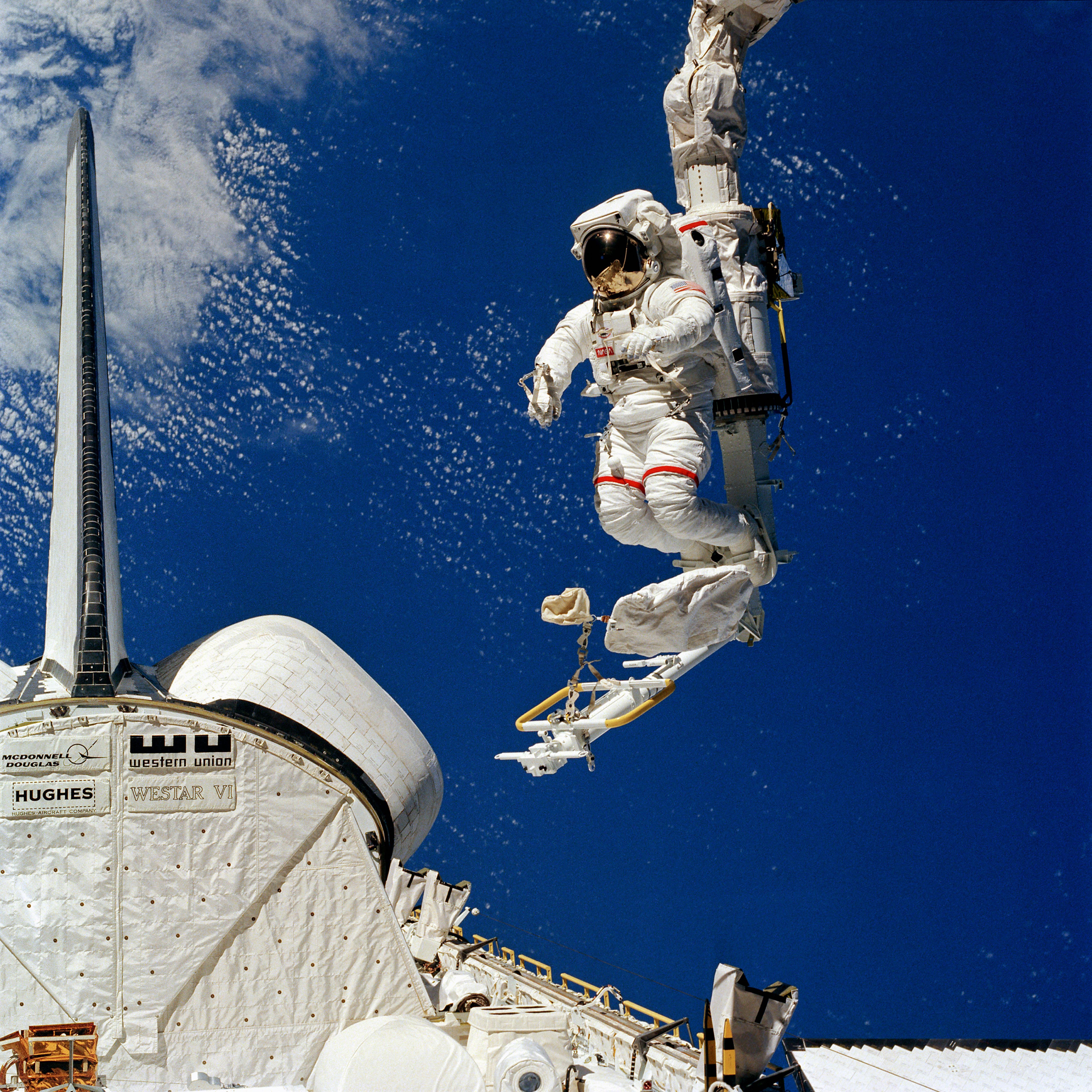 Астронавты выходившие в открытый космос. Астронавт Брюс Маккэндлесс. Астронавт Брюс Маккэндлесс II. Астронавт Брюс Маккэндлесс в открытом космосе. Брюс Маккэндлесс в космосе.