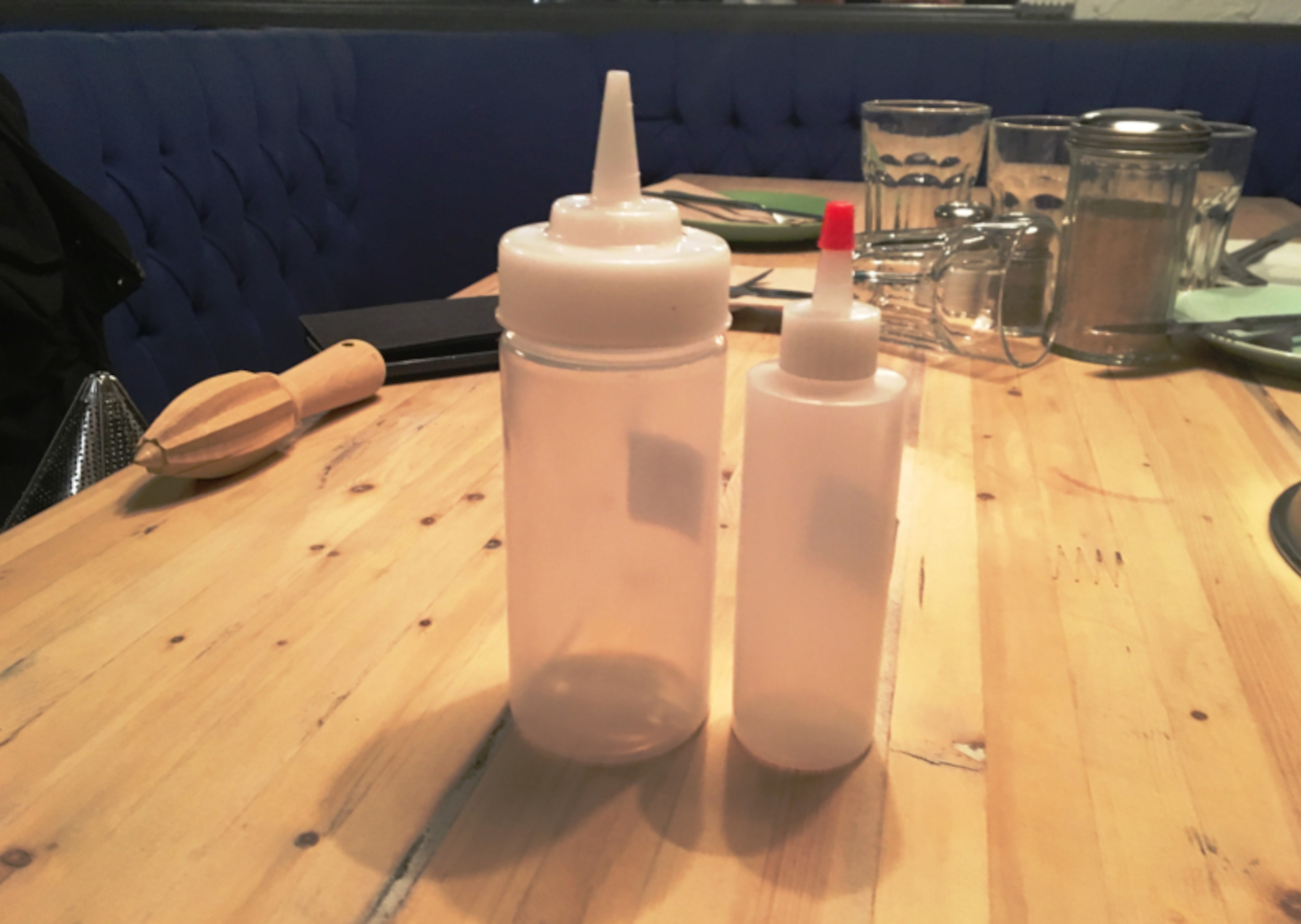 Des bouteilles de plastique à bout conique.