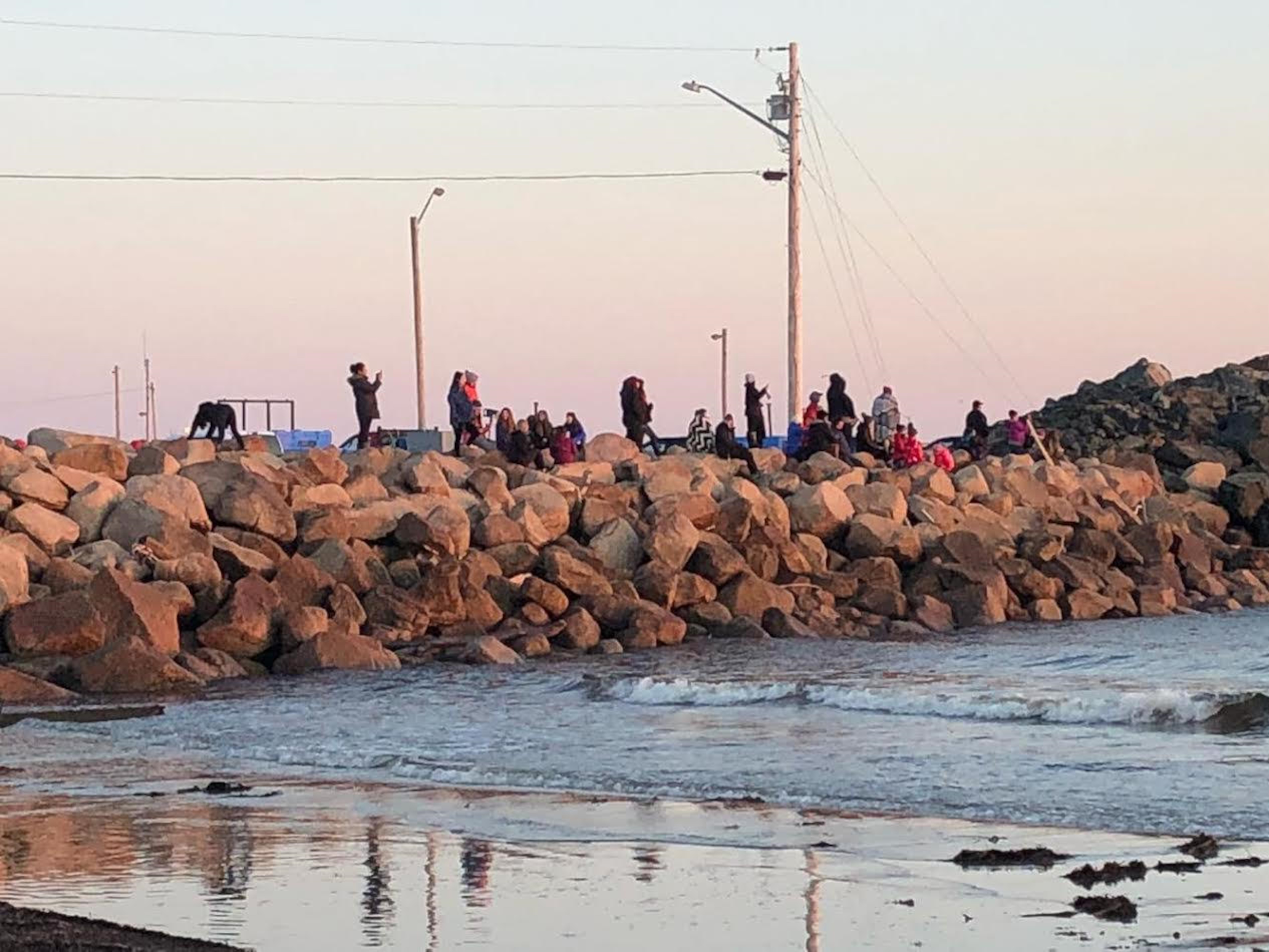 La communauté de BaieSainteAnne réunie pour le début de la pêche au homard
