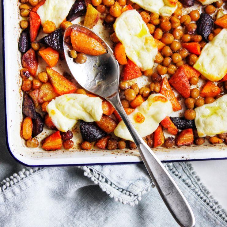 Carottes, pois chiches et halloumi rôtis aux épices-image