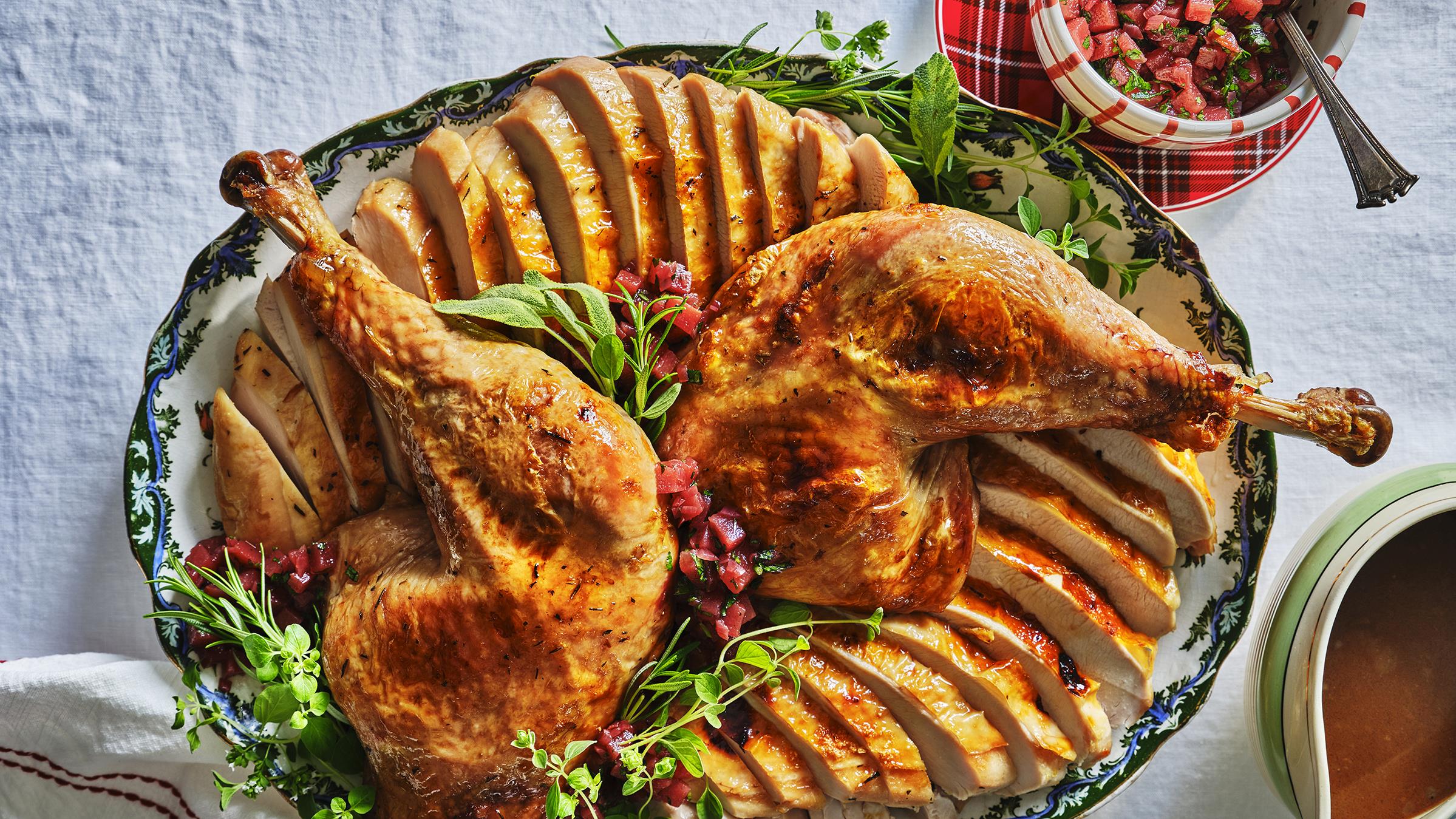 Dinde rôtie aux herbes, farce au prosciutto et à la poire