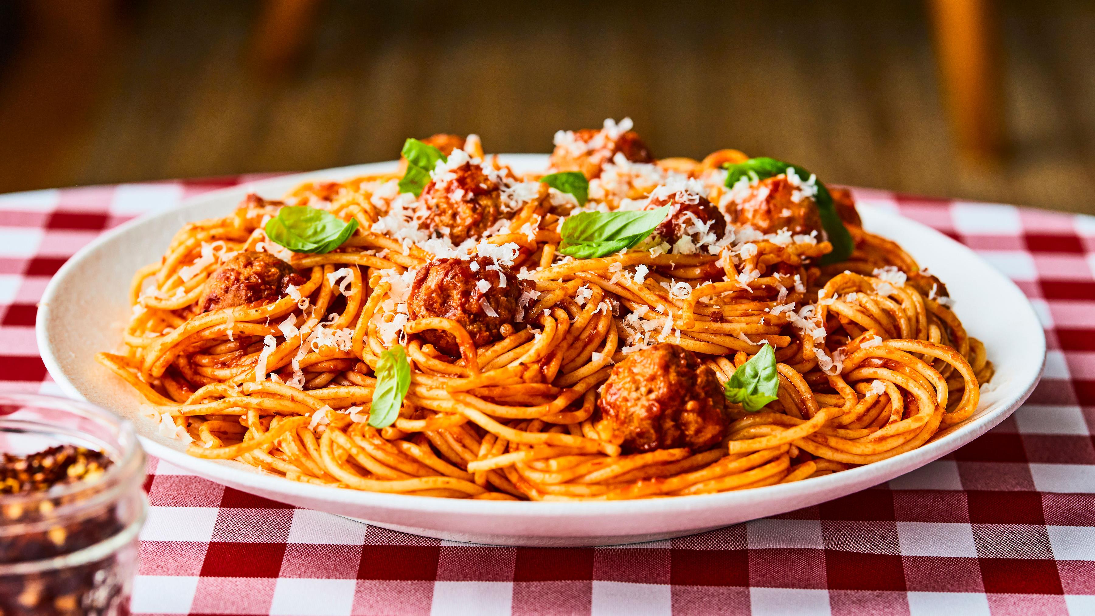 Spaghetti avec tomates au four et boulettes de viande