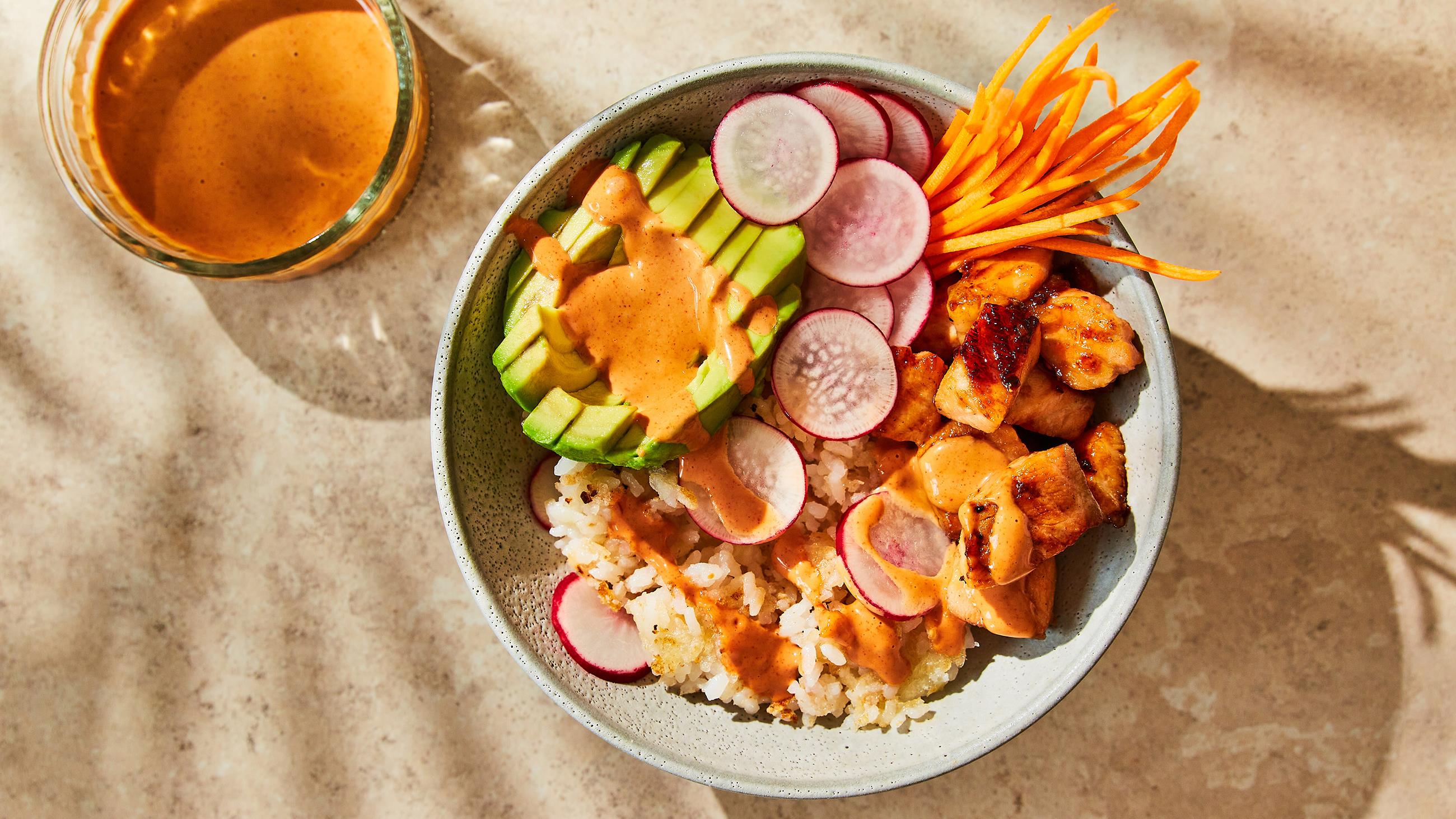Bols de saumon gochabjang collants avec salade de concombre de mangue