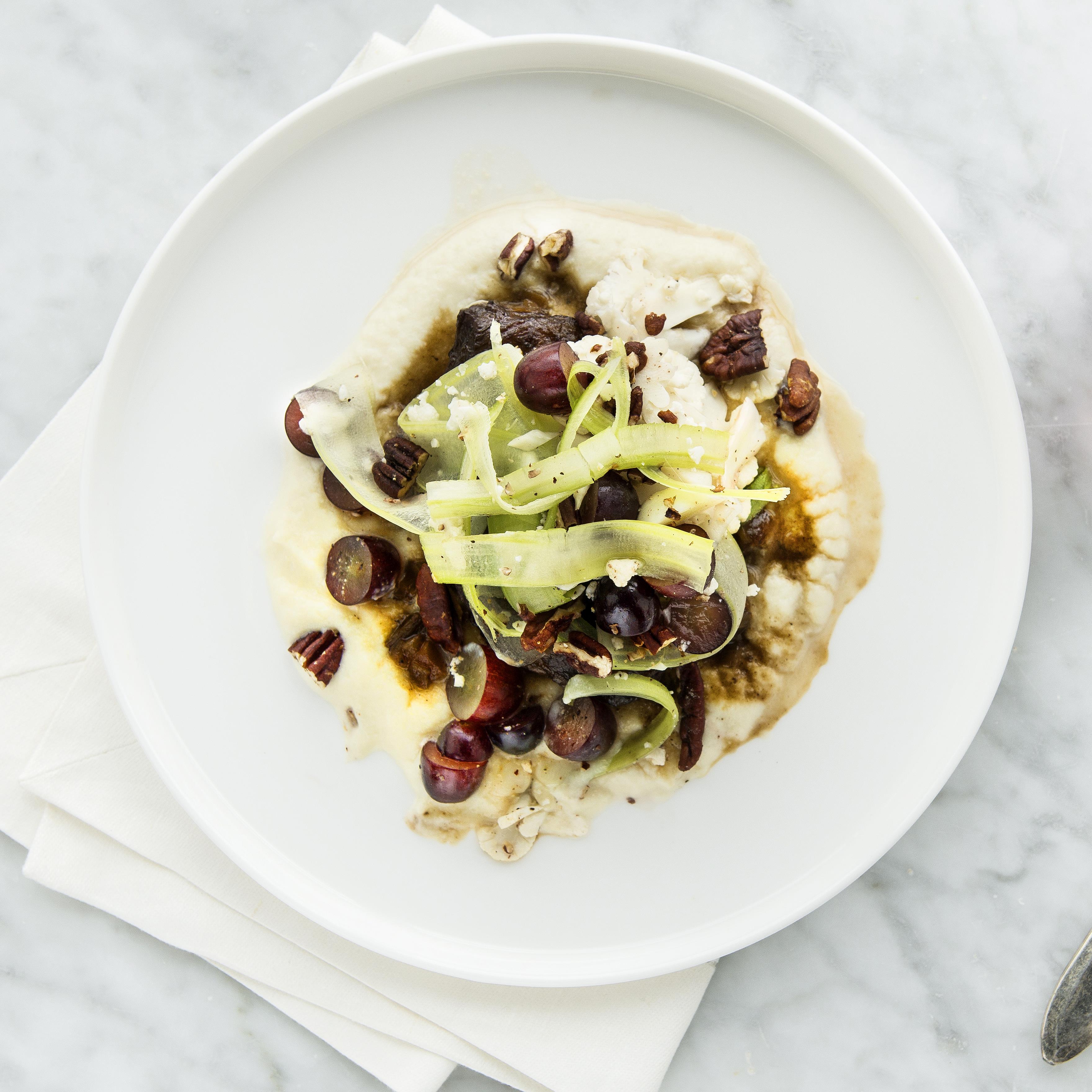 Joues de veau sauce au vin rouge, purée de chou-fleur, salade de céleri et de raisins-image