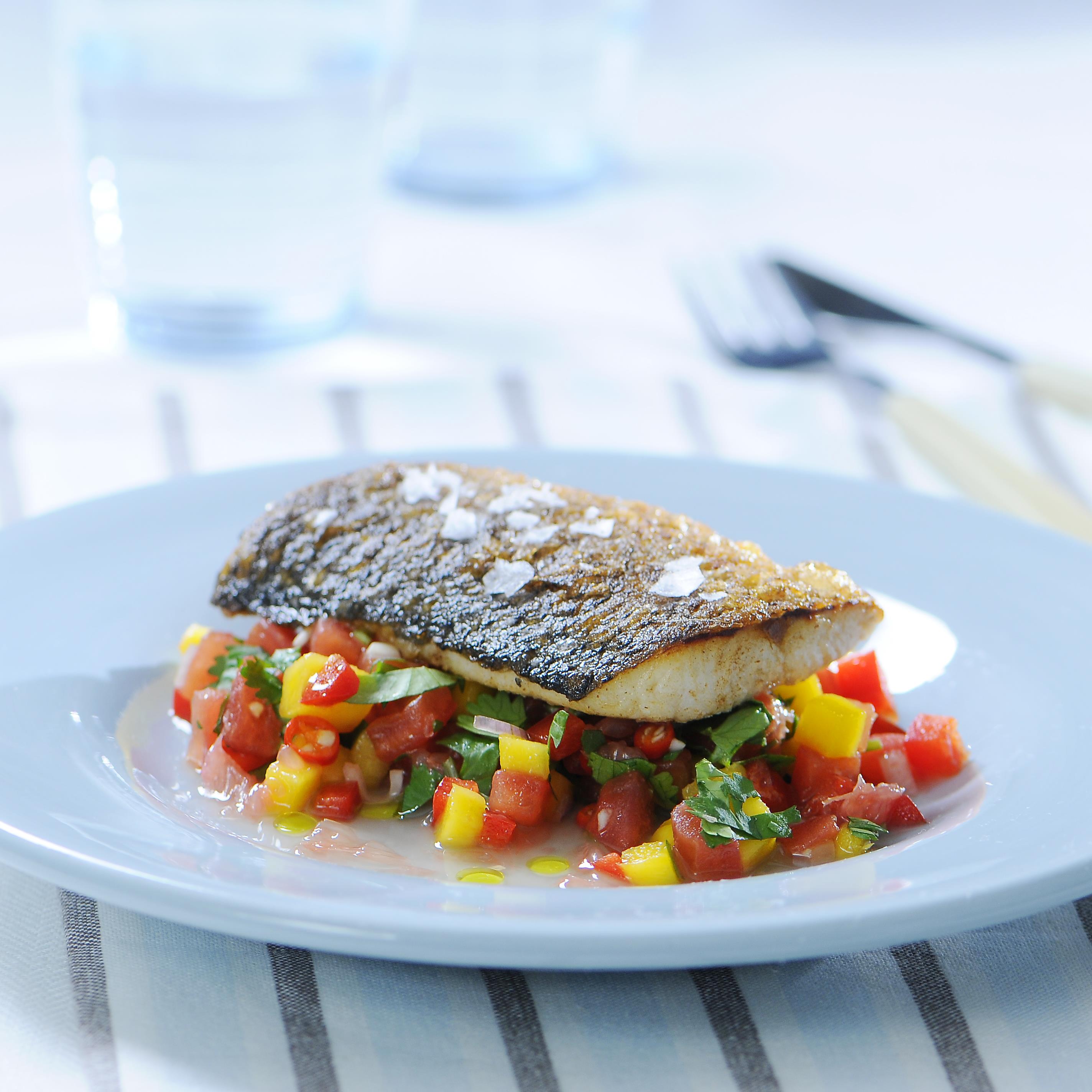 Filet de corégone poêlé au beurre, concassée de tomate et de mangue-image