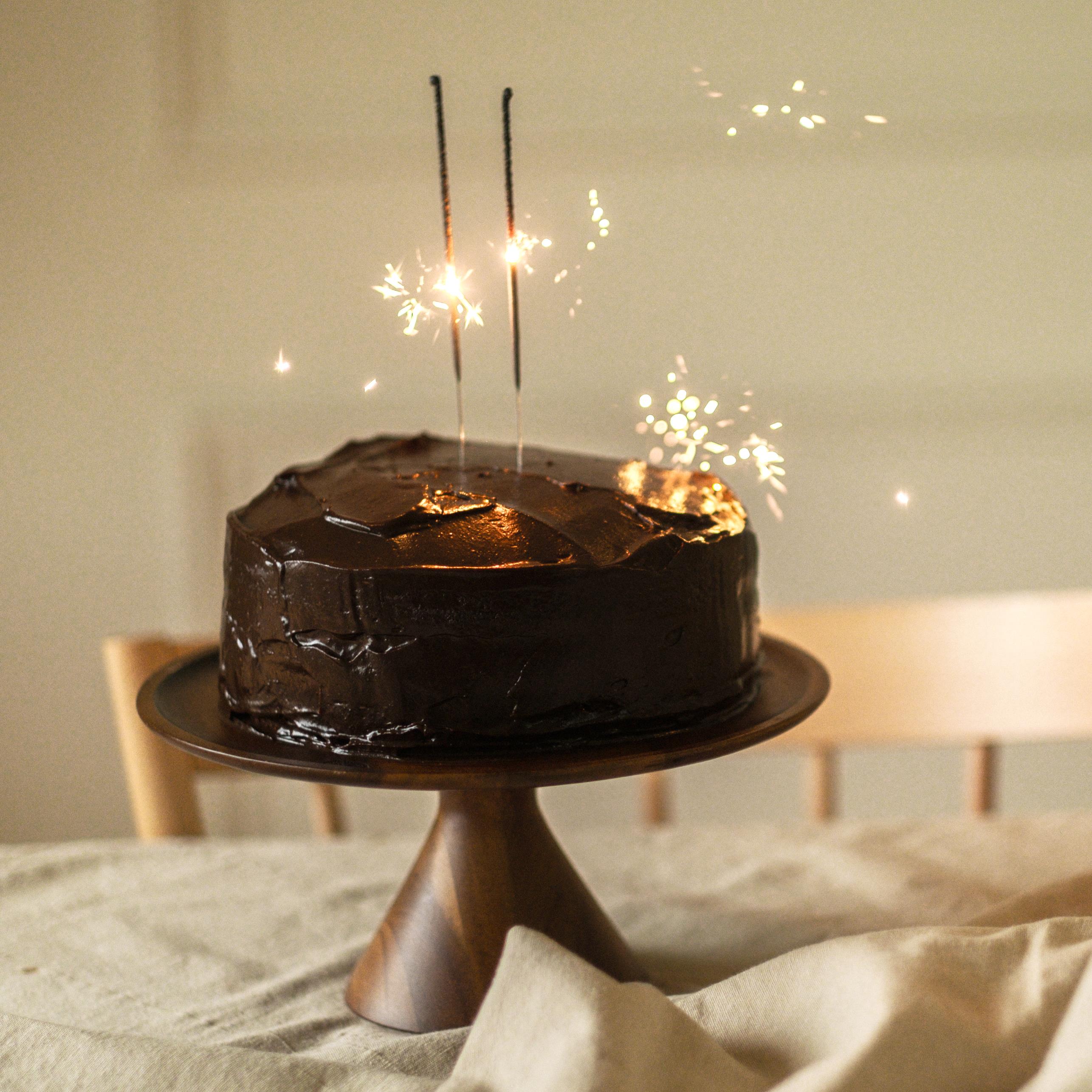 Un Gâteau D'anniversaire Avec Un Cierge Magique Dessus