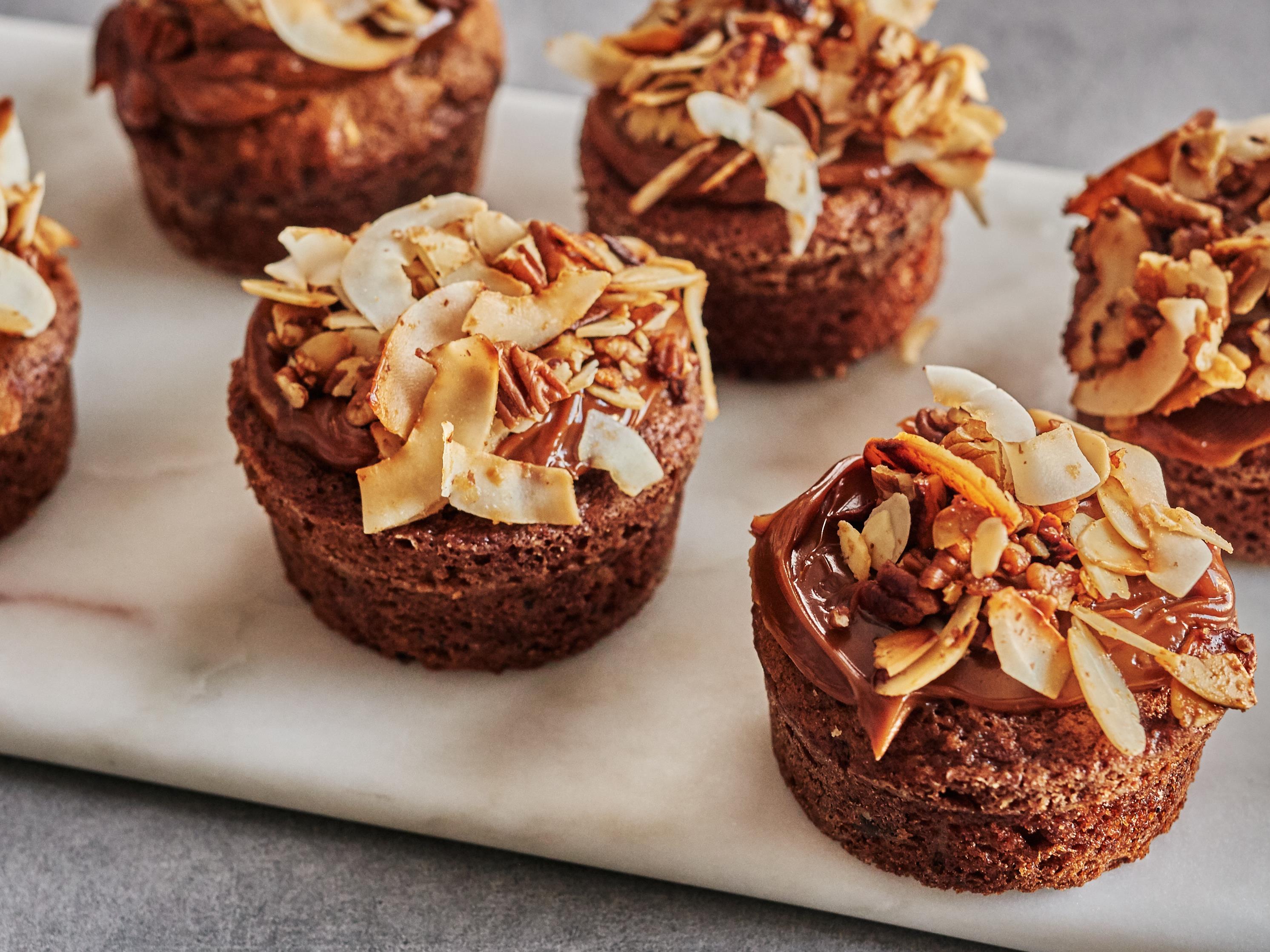 Petit Cupcake À La Crème Et Au Caramel Comme Garniture Dans Une