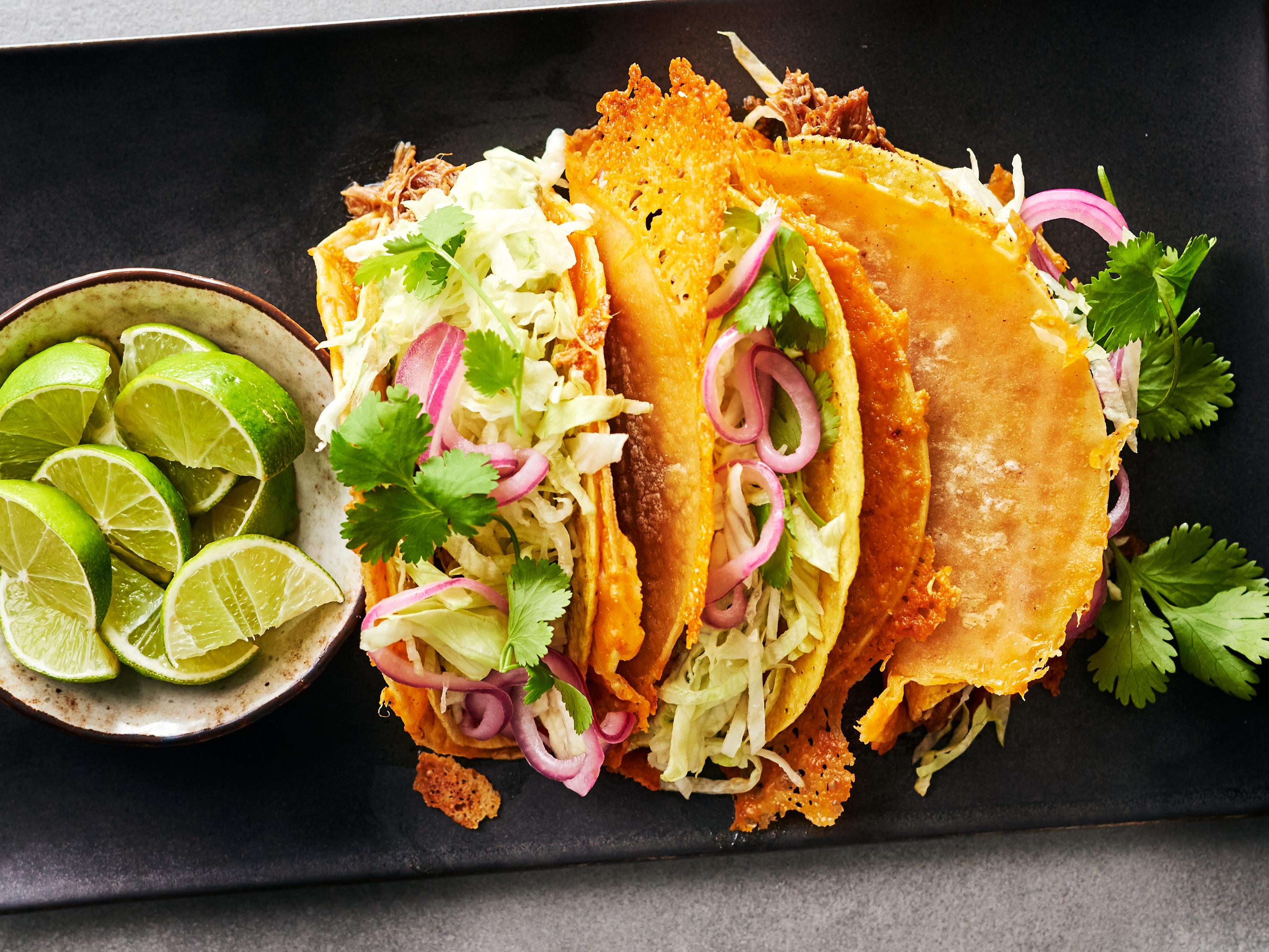 Doubles tacos au fromage et au porc braisé au chipotle