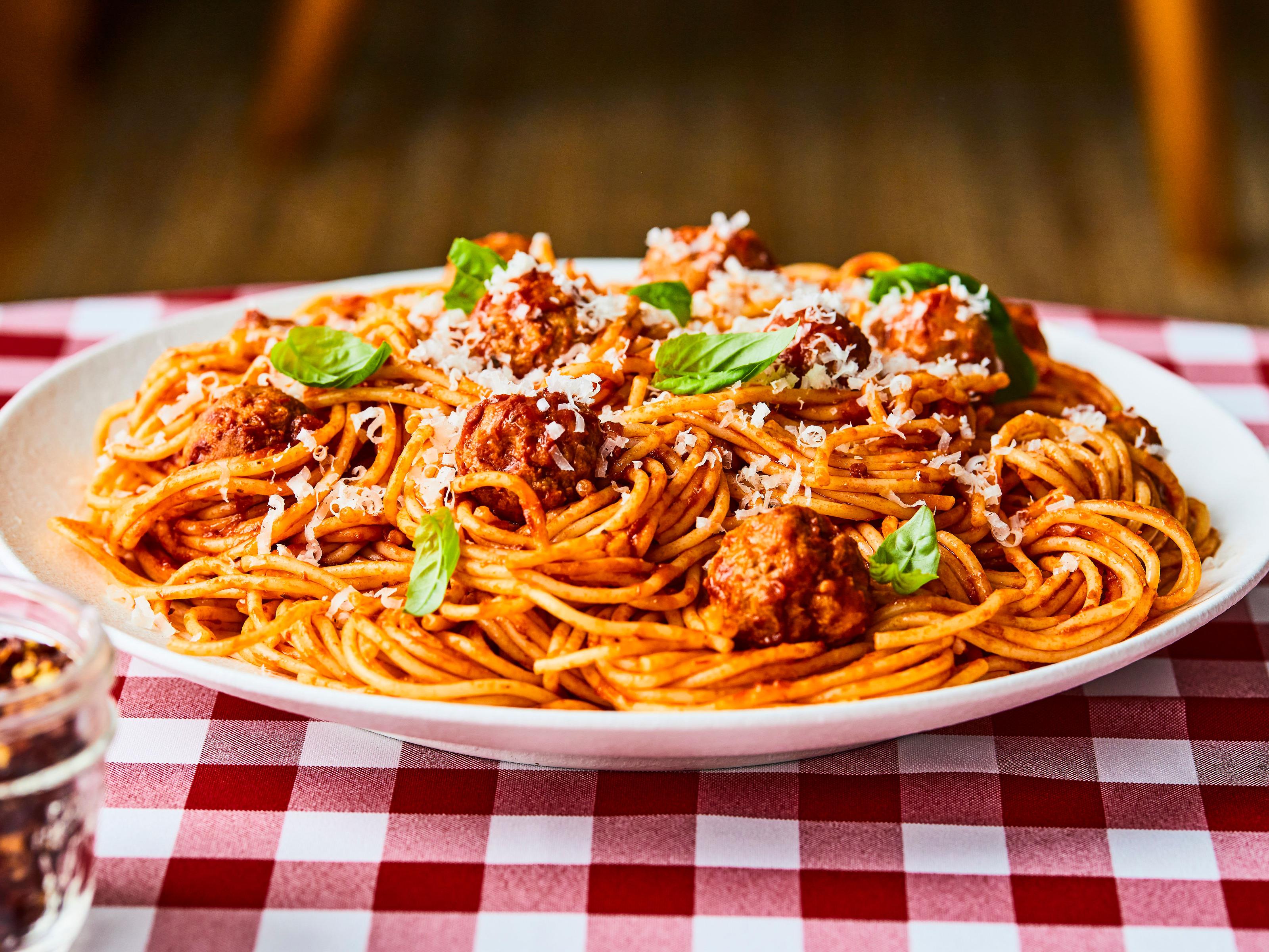 Spaghettis bolognaise aux boulettes végétariennes - Youmiam