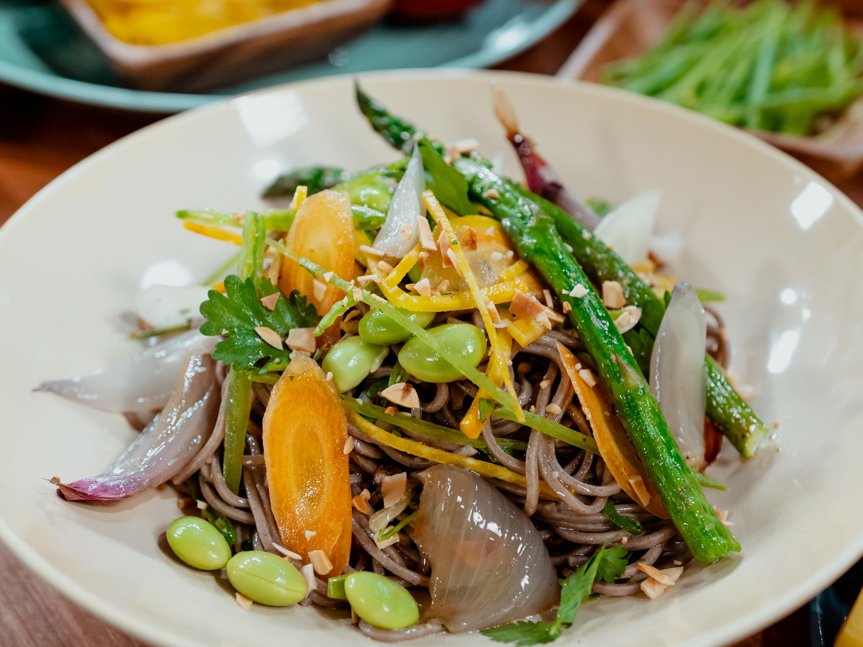 Salade de nouilles soba au sésame - Hop dans le wok!