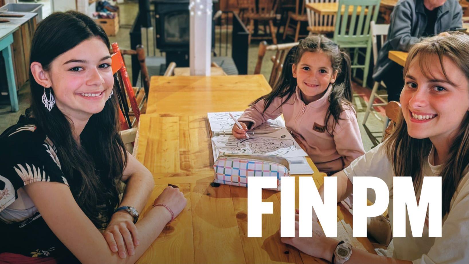 Aide aux devoirs dans un café boutique