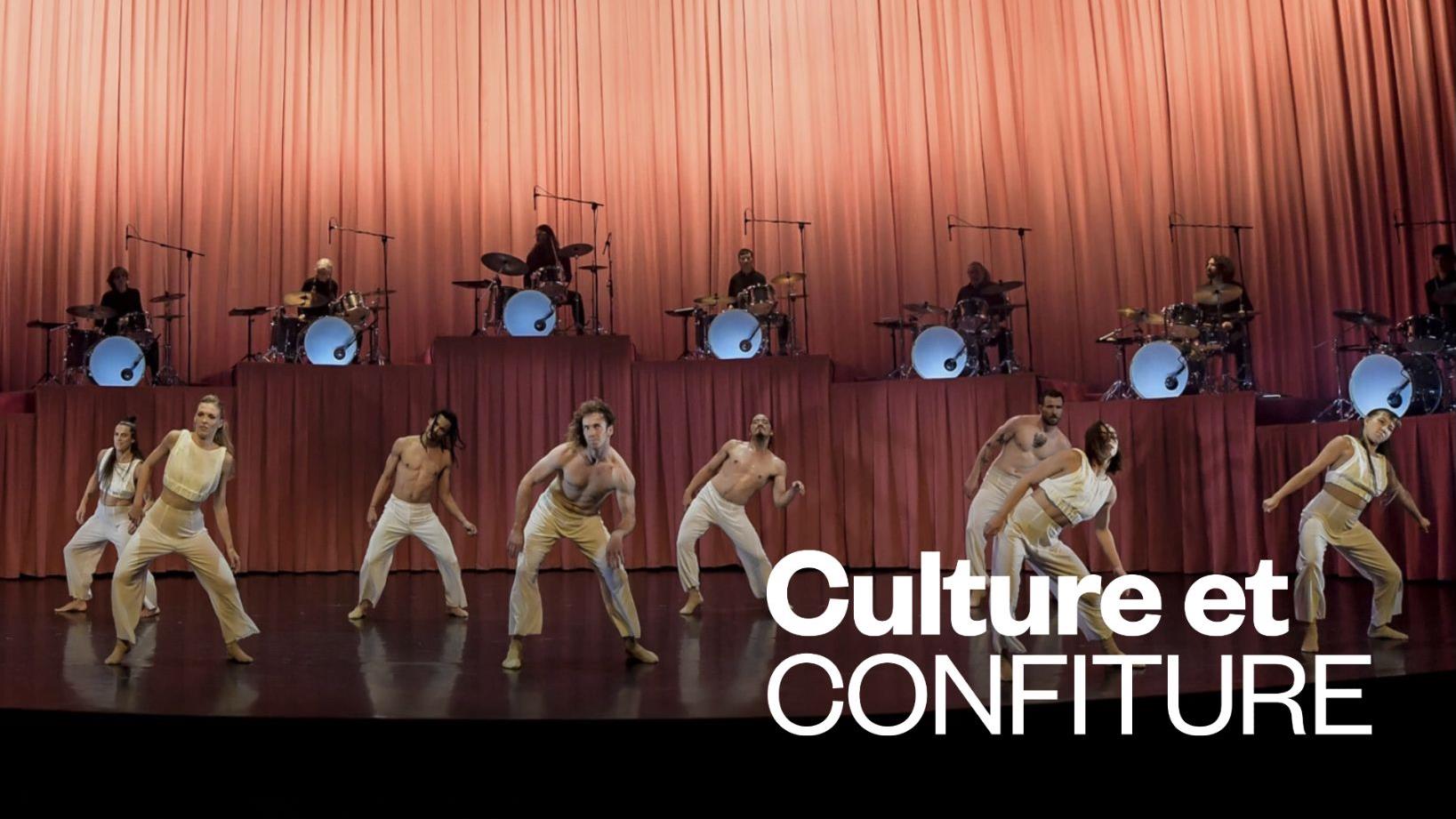 Neuf danseurs et danseuses et neuf battteries