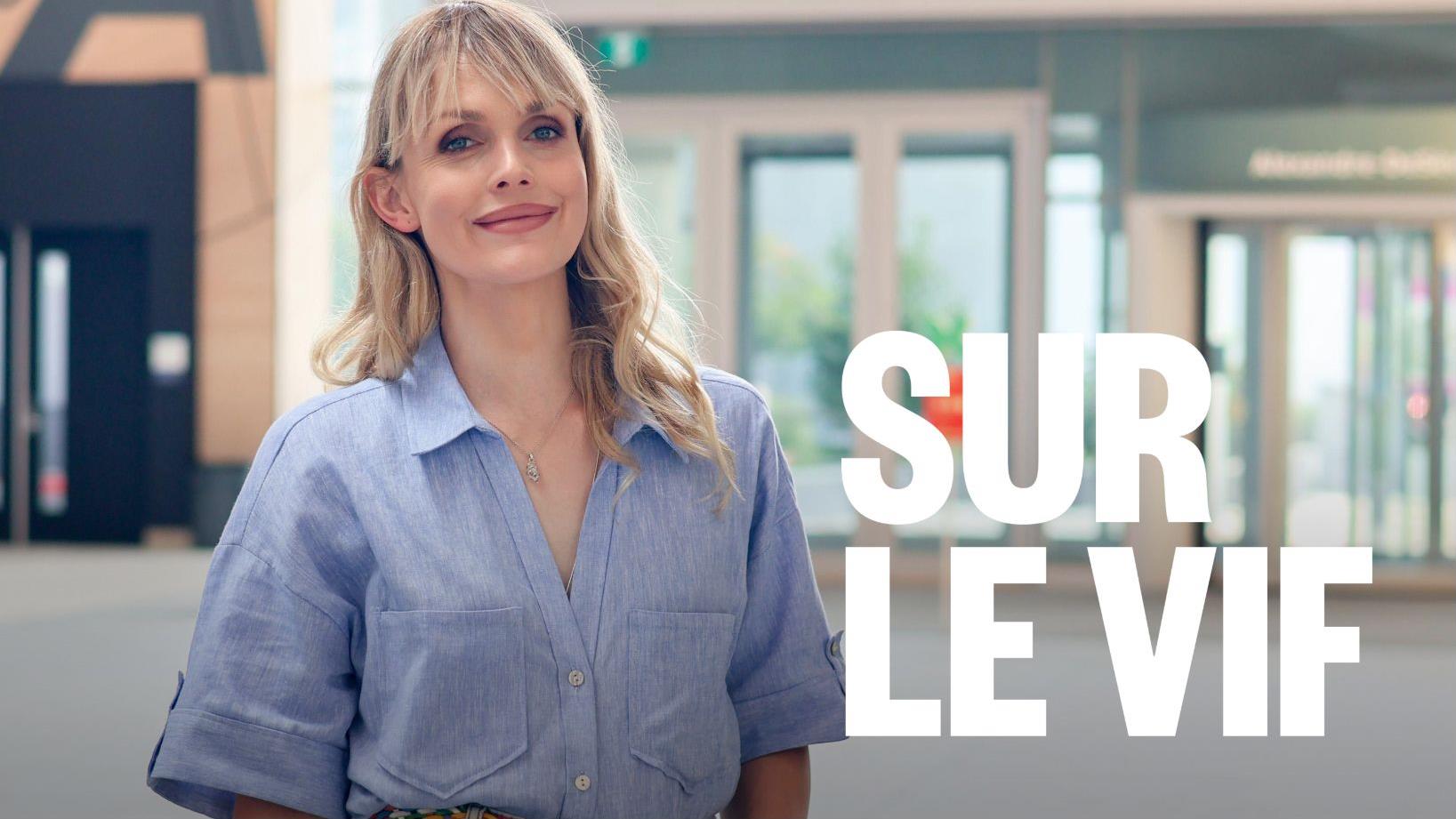 Gabrielle sourit &agrave; l'objectif.