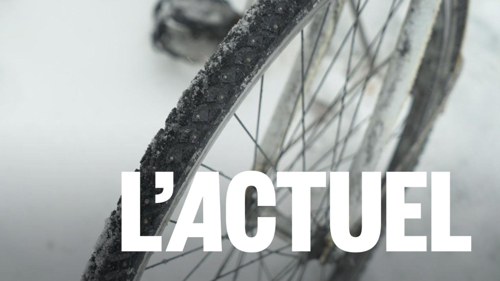 Des enfants militent pour les cyclistes lors d’une randonnée sur les rivières à La Fourche