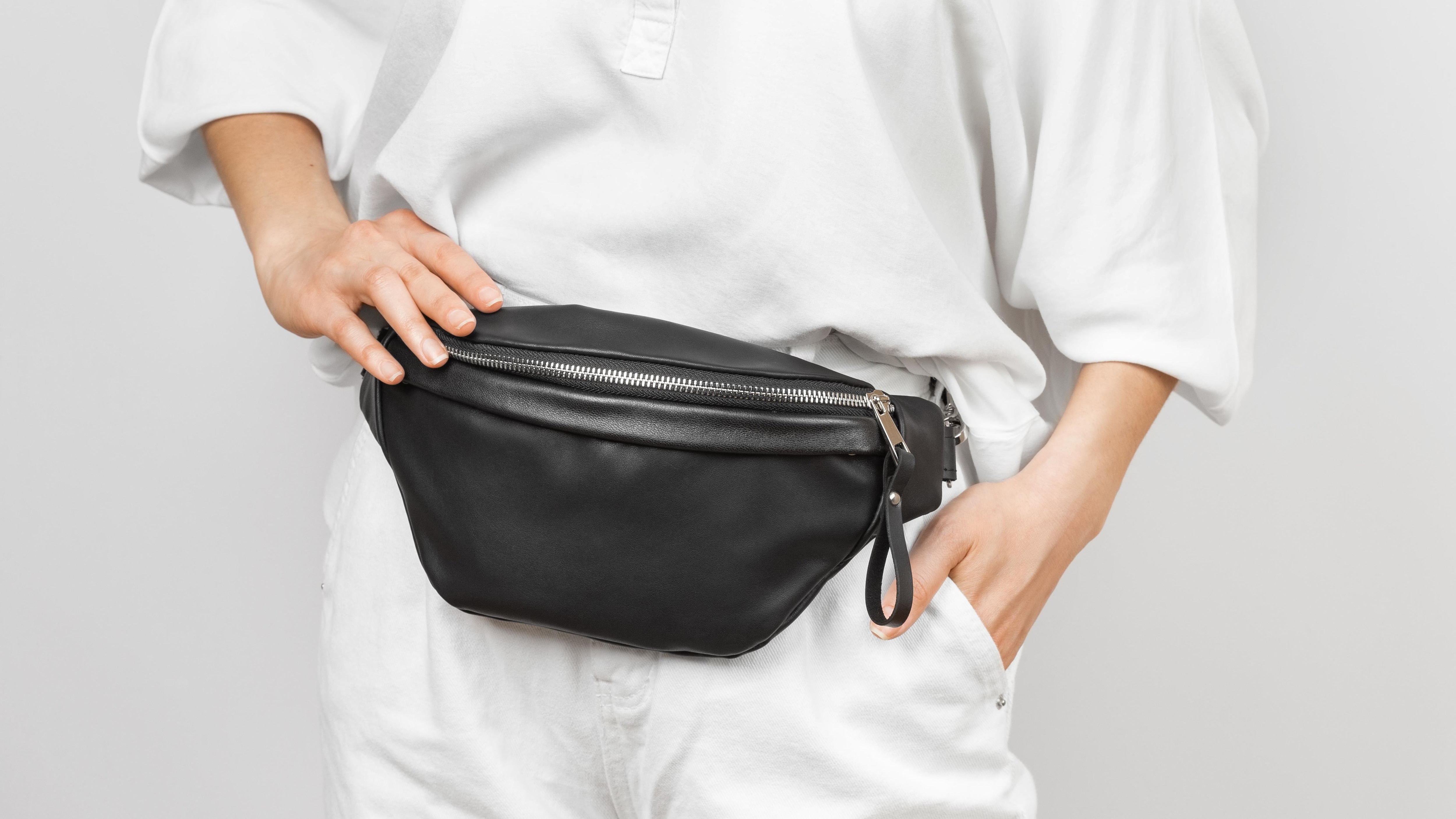 Sac banane : l’essor d’un accessoire des années 50 devenu indispensable