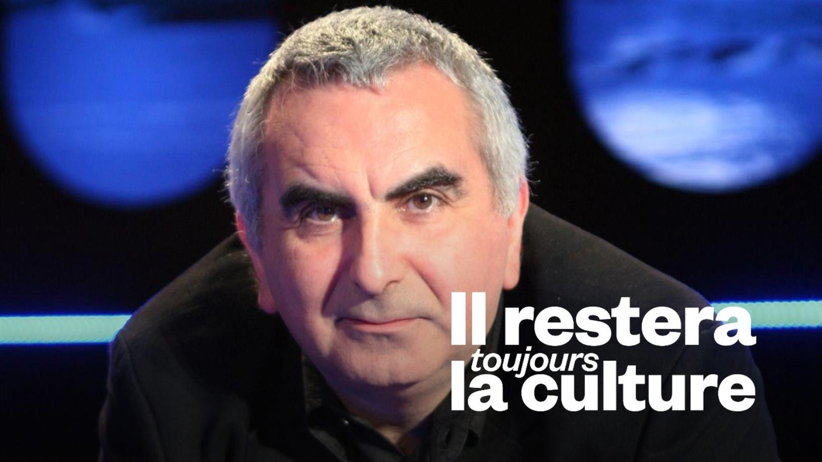 Tonino Benacquista sourit au photographe.