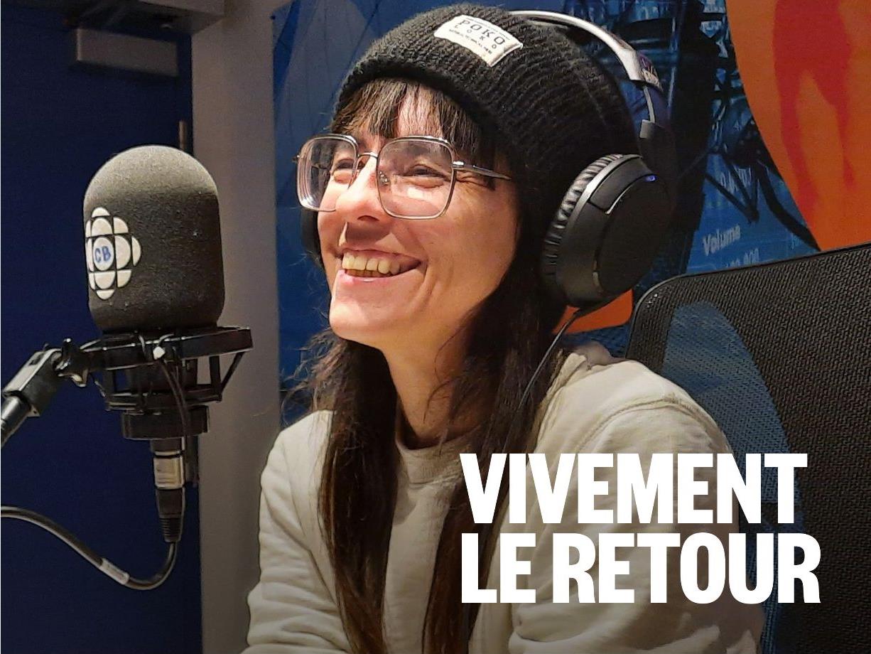 Véronique Grenier est assise en studio avec un casque et sourit.