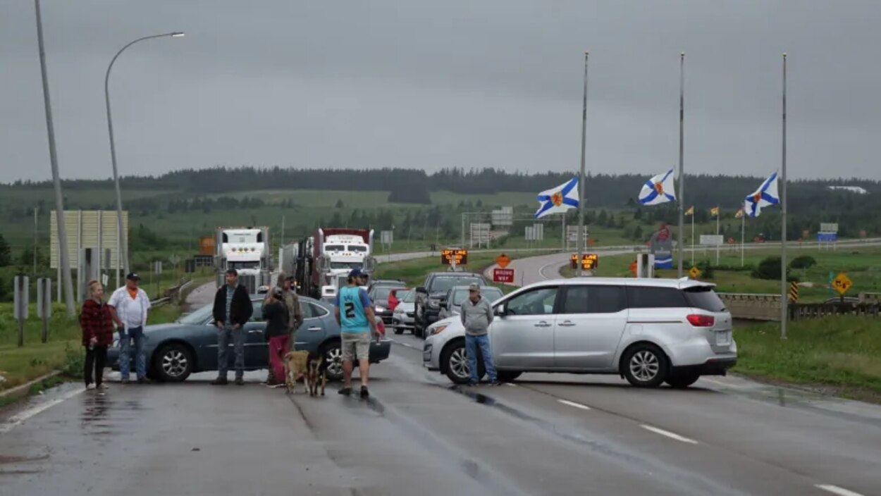 N.B.-N.S. border remains closed due to protest about isolation ...