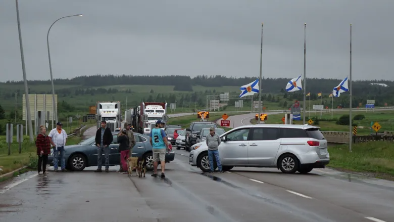 N.B.-N.S. border remains closed due to protest about isolation ...