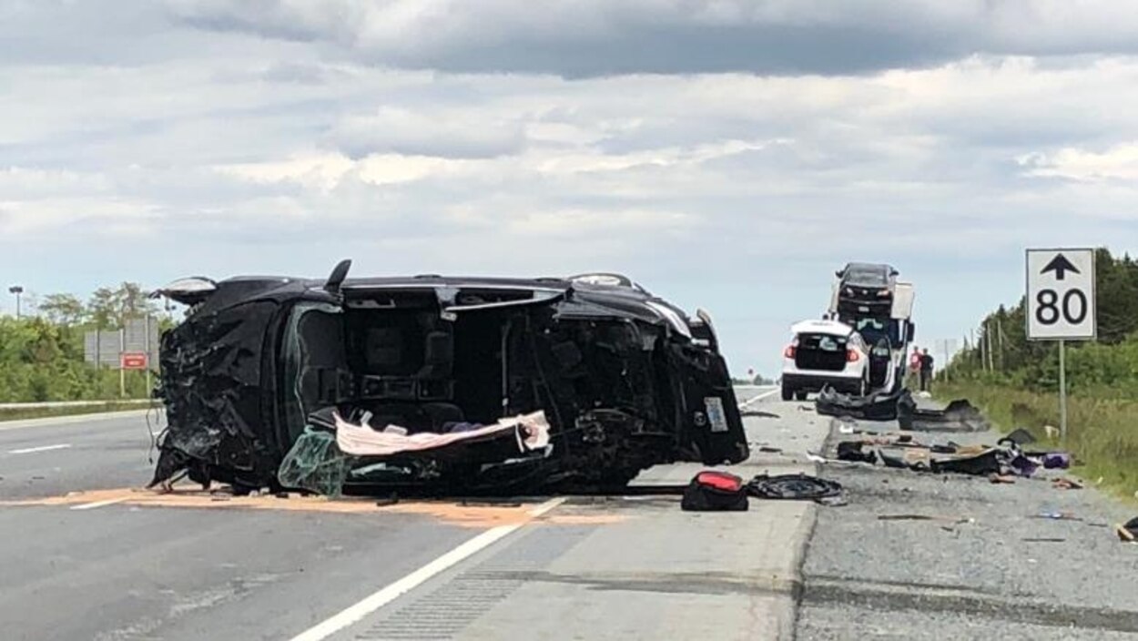 Cinq véhicules dans un accident sur l'autoroute 102 près de l'aéroport