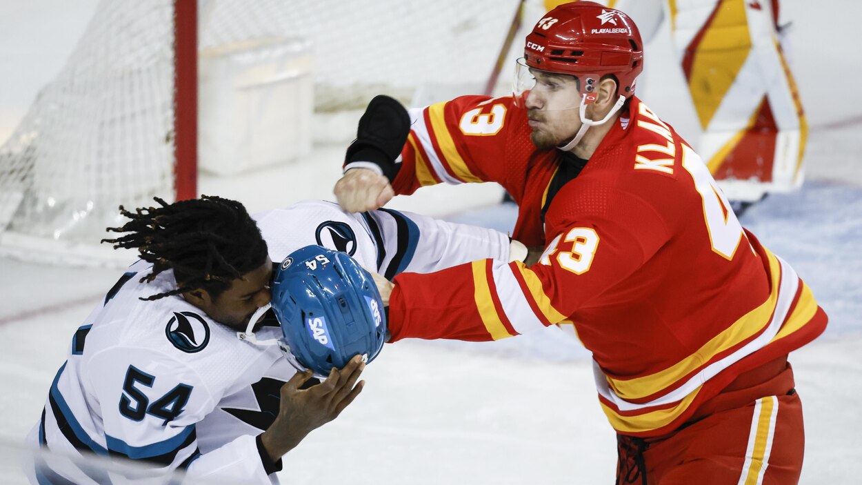 Les Flames s’entendent avec deux espoirs pour une saison | Radio-Canada