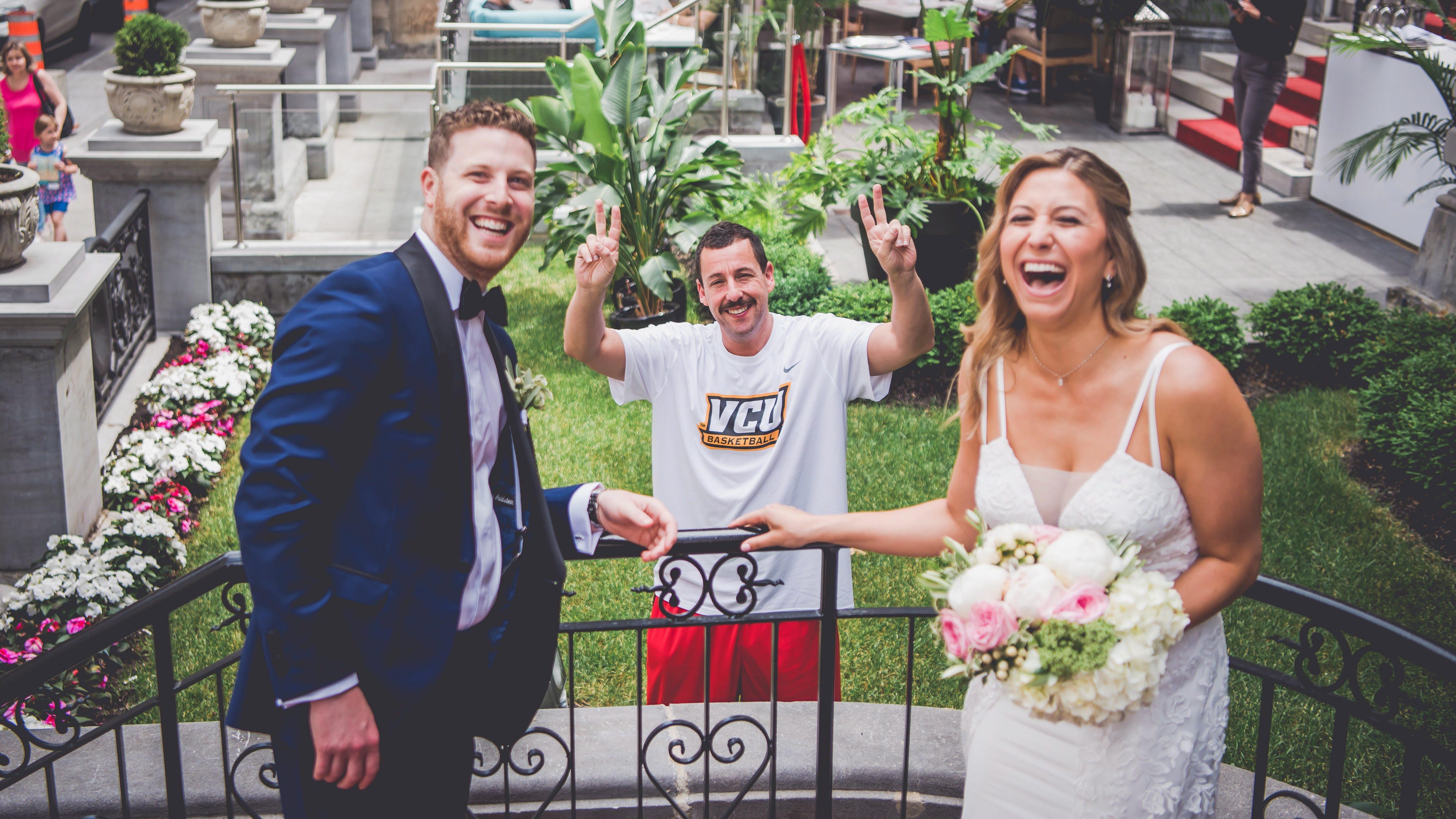 Adam Sandler S Invite Dans Les Photos De Mariage D Un Couple Montrealais Radio Canada Ca