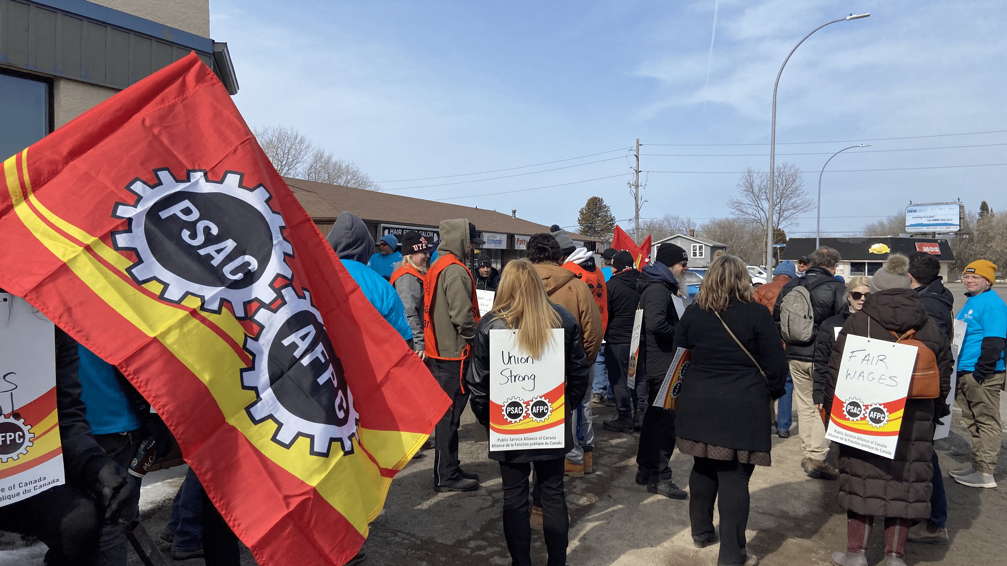 VIDÉOJOURNAL - Des milliers de grévistes de l’AFPC débarquent dans les ...