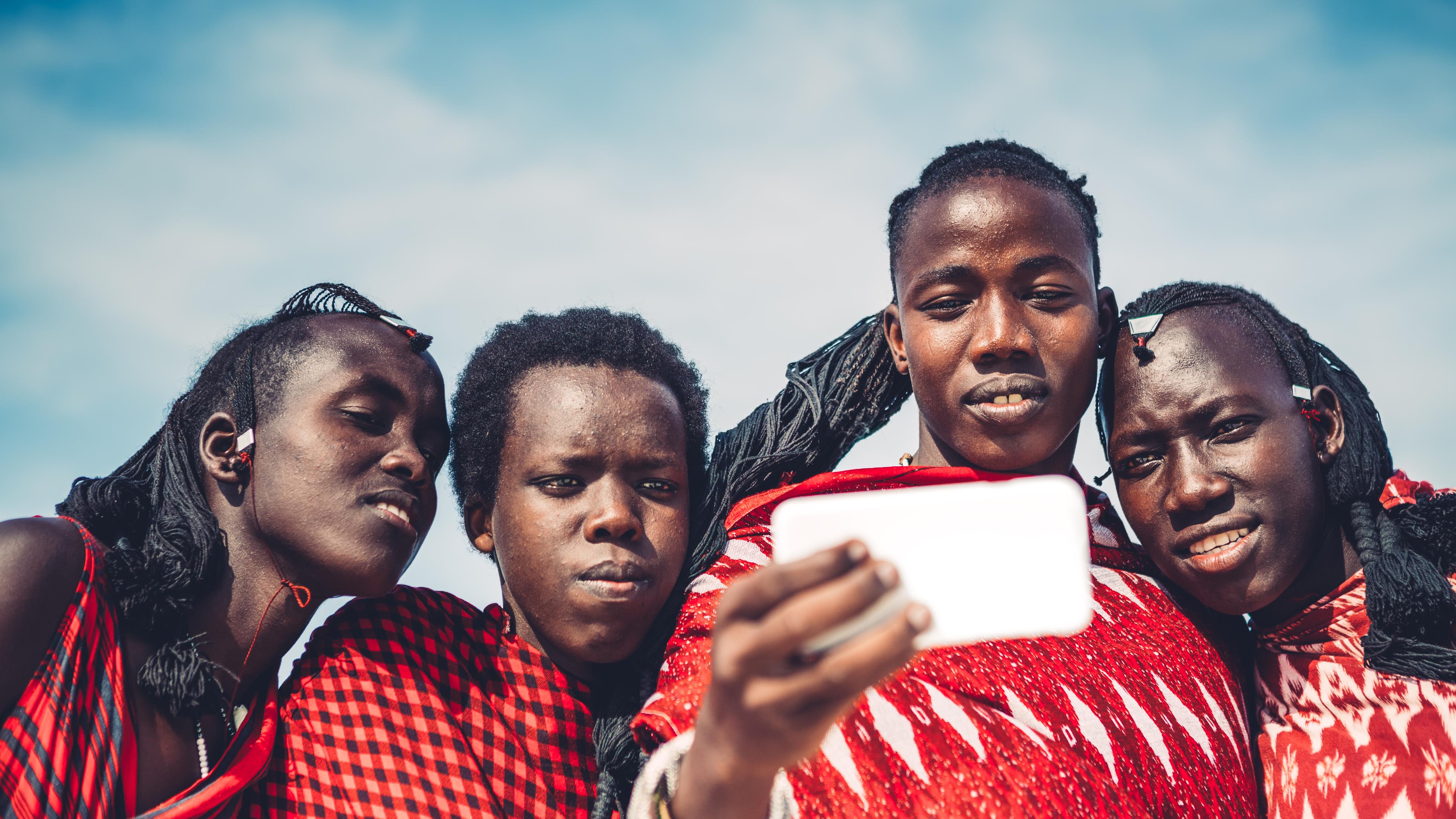 Des jeunes Masai prenant un autoportrait