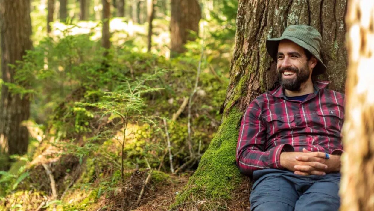 Un biologiste se réjouit d’avoir trouvé une fougère rare à la plage de