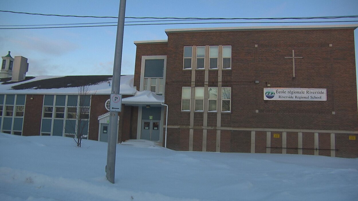 Loge m’entraide visite l’ancienne école Riverside | Radio-Canada