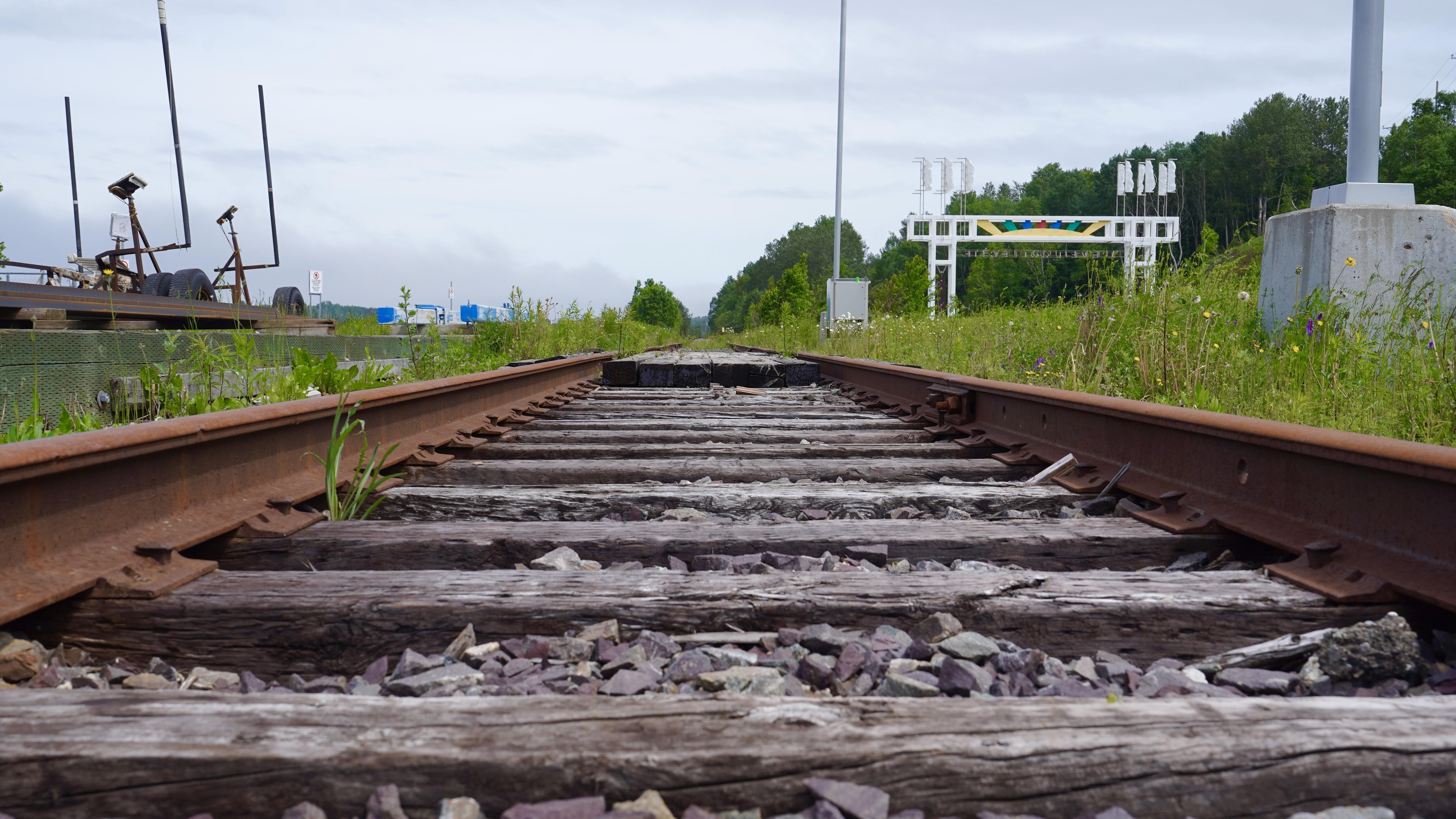 Réactions régionales à un troisième tronçon ferroviaire incertain