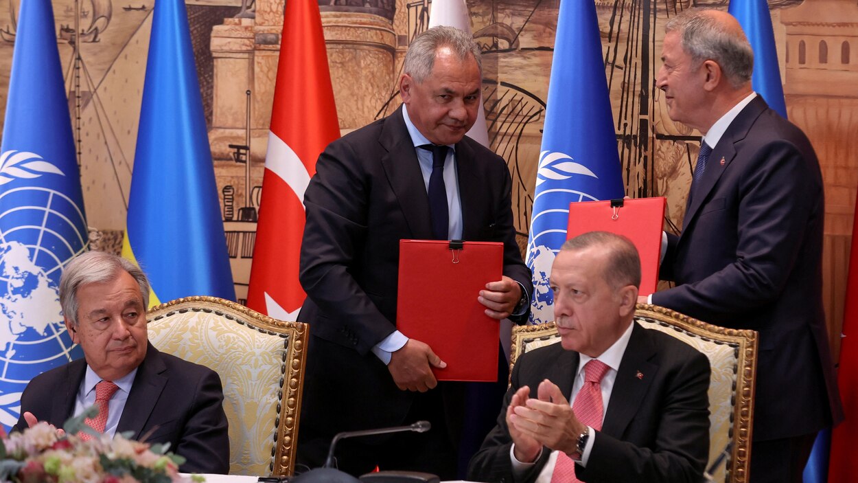 L’accord sur les céréales ukrainiennes signé à Istanbul | Radio-Canada