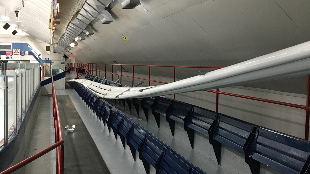 Des tuyaux tombent dans les gradins à l’aréna de SainteAnnedesMonts RadioCanada