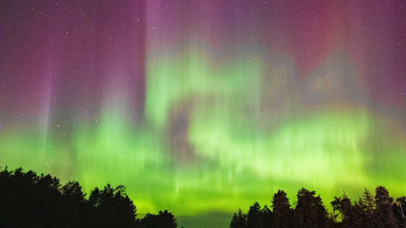 Des aurores boréales orange qui ne sont pas censées exister observées dans  le ciel du Canada