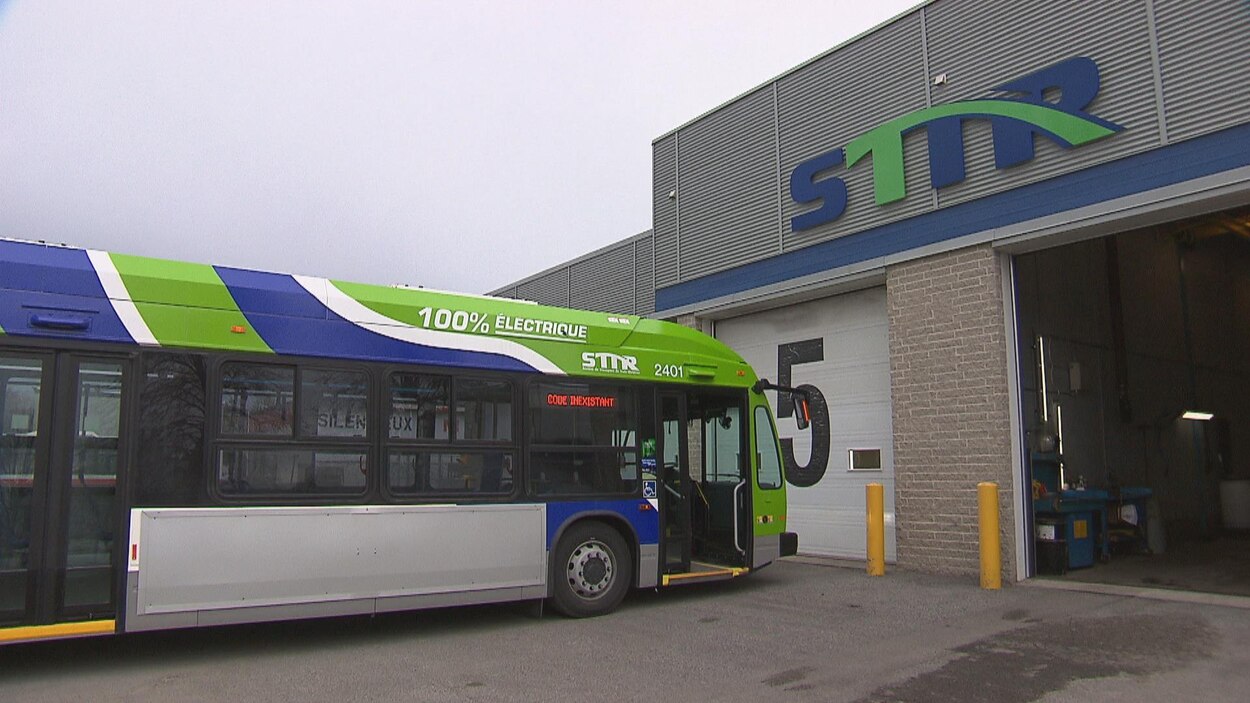 La STTR a reçu son tout premier autobus électrique | Radio-Canada