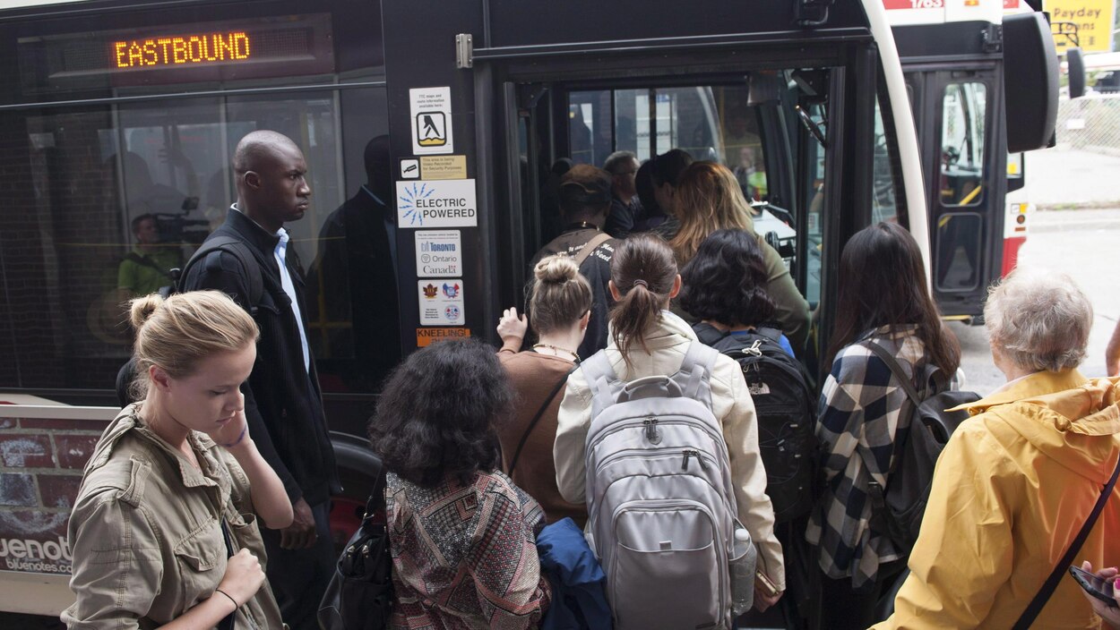 Hausse très impopulaire des tarifs de transport en commun à Toronto ...