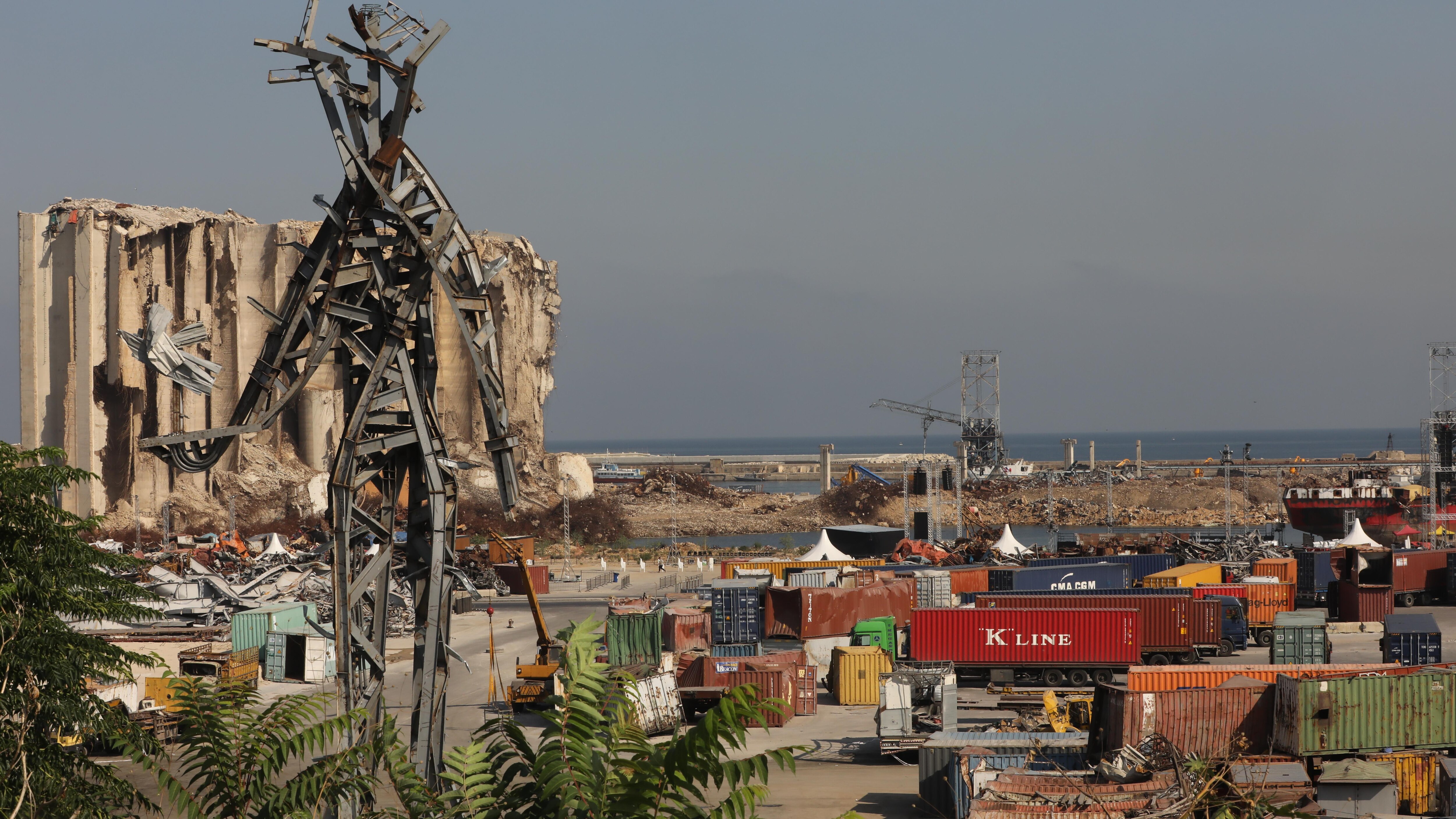 Разрушенная столица. Бейрут 2021 год. Взрыв в Бейруте 4 августа 2020. Статуя в Бейруте.