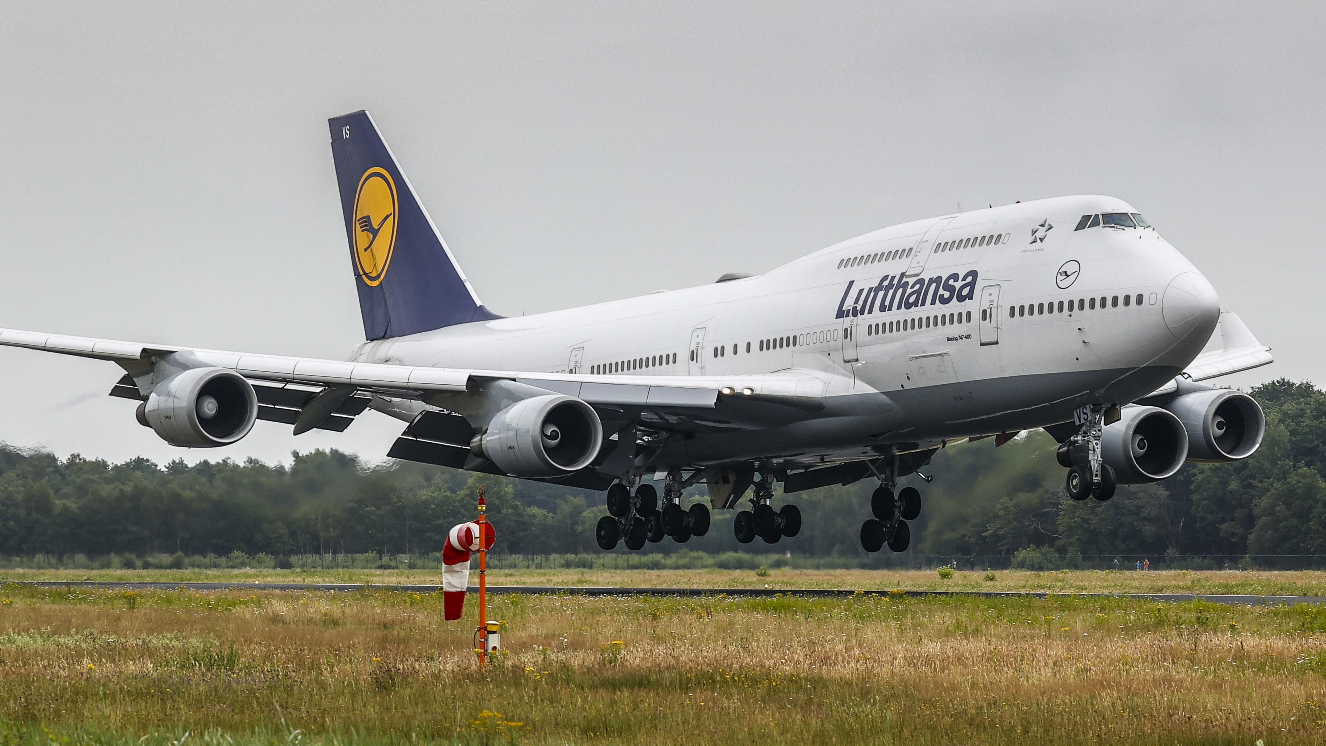 Jumbo jet flight. Боинг 747 Lufthansa. Боинг 747 ЮТЭЙР. Боинг Люфтганза. Boeing 747 400 Lufthansa.