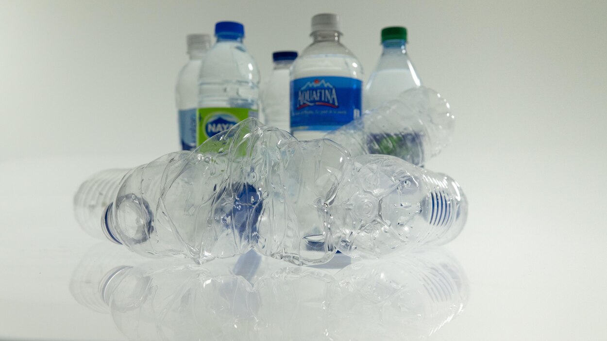 Les Bouteilles D Eau Encore Nombreuses A Eviter Le Recyclage Radio Canada Ca