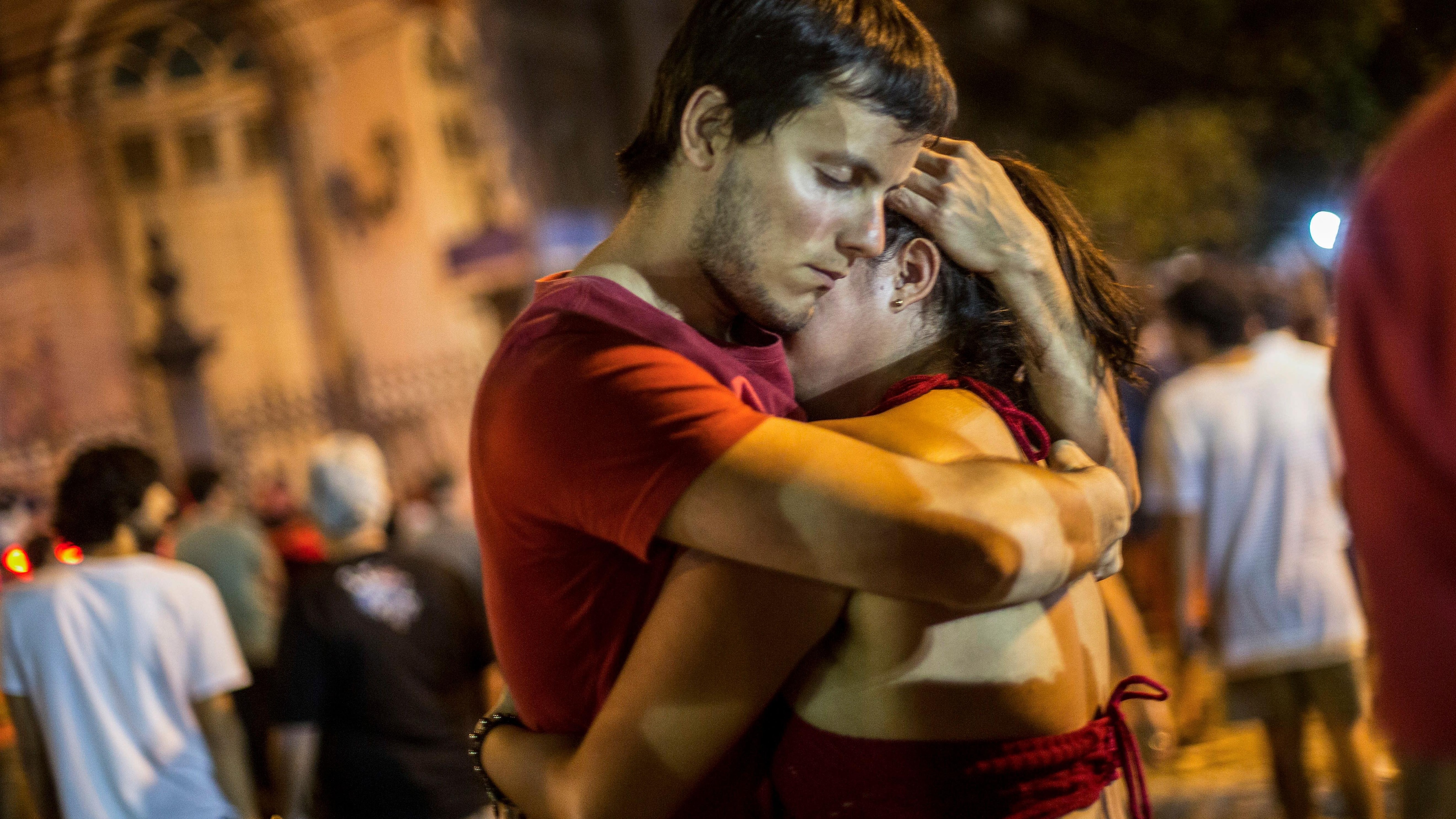Un couple de partisans du candidat du Parti des travailleurs, Fernando Haddad, s'enlacent après l'annonce de la victoire de M. Bolsonaro, à Rio de Janeiro, le 28 octobre 2018.