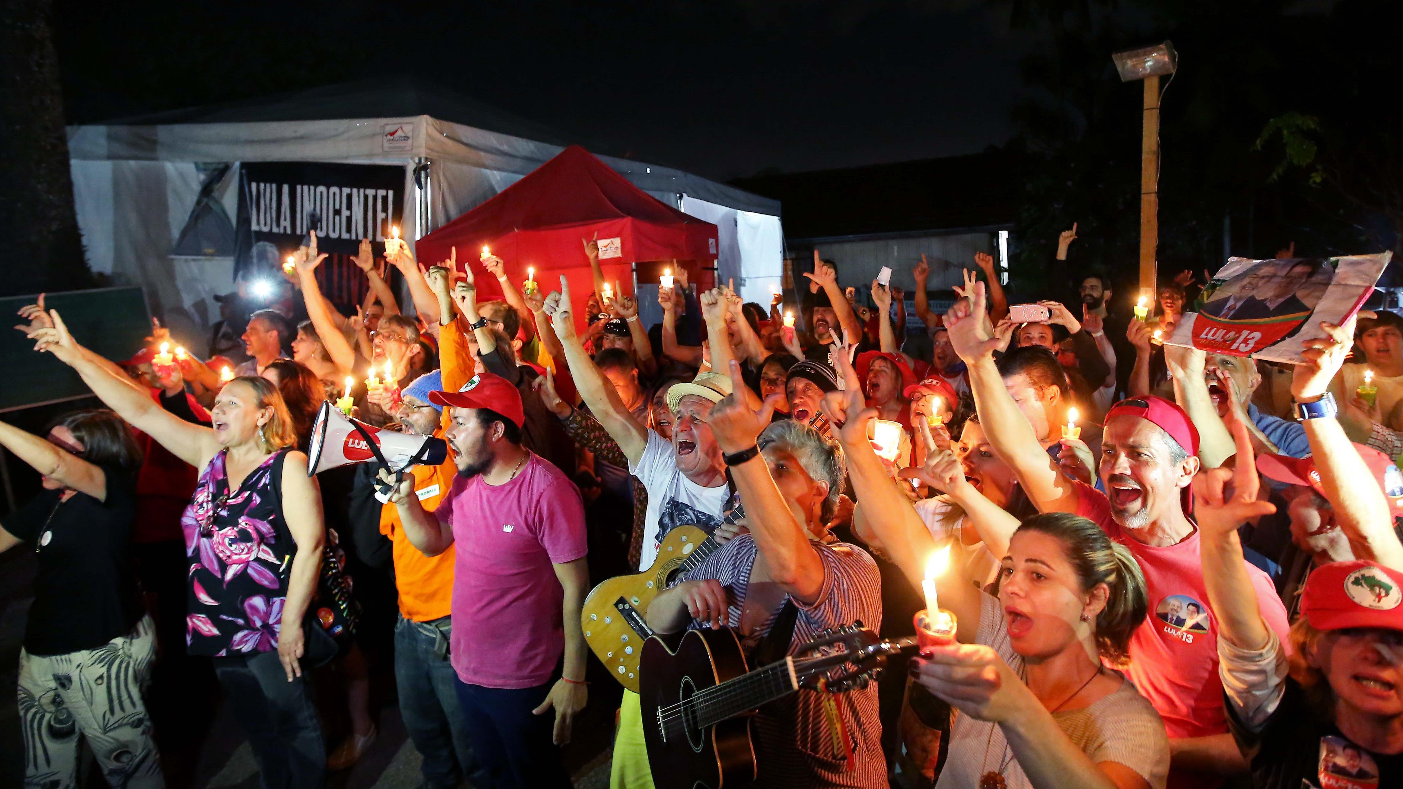 Des sympathisants de Lula Da Silva participent à une veillée aux chandelles devant le bureau de la police fédérale à Curitiba, au Brésil, le 31 août 2018.
