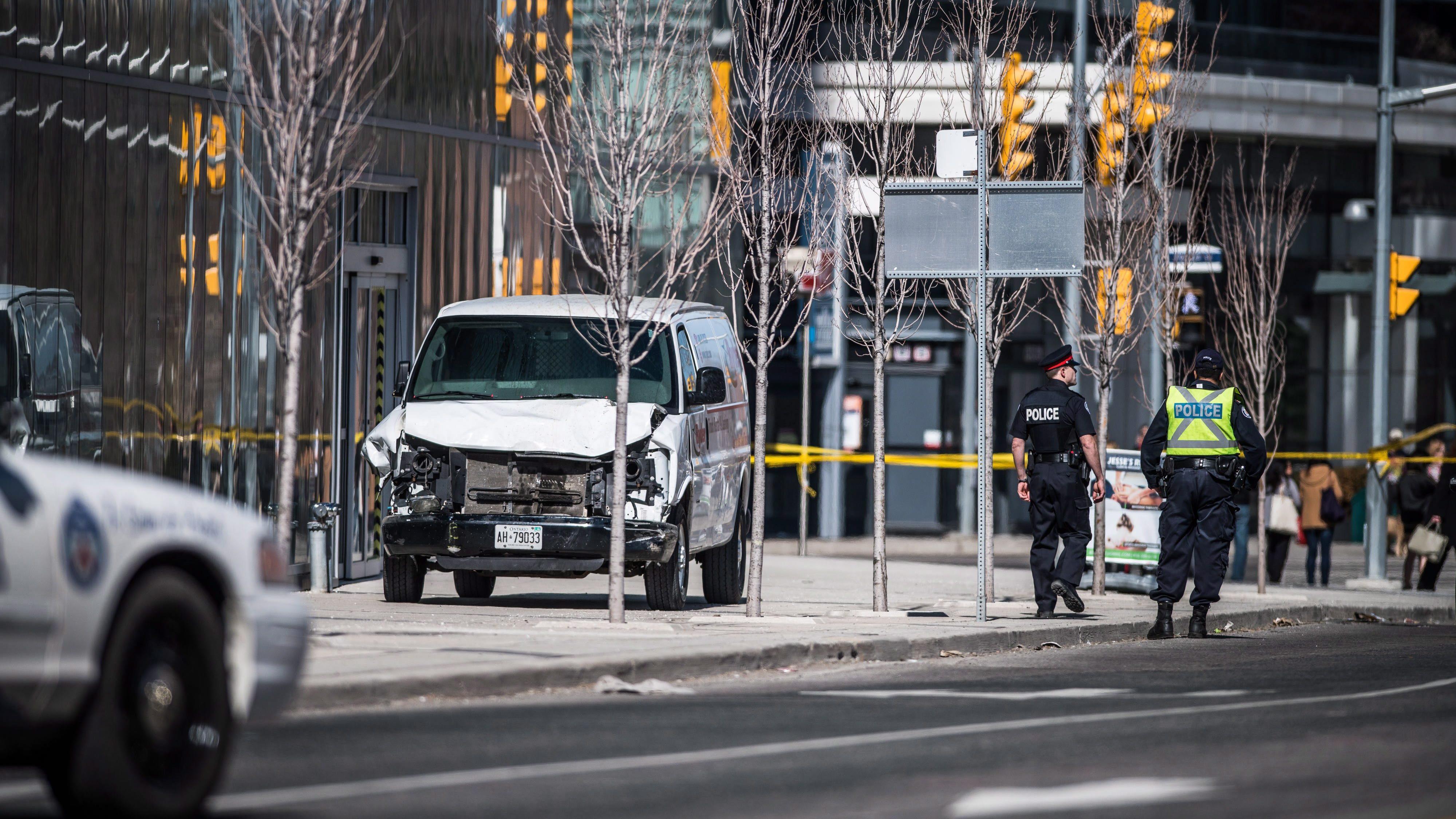 Une voiture de police (camion, fourgonnette) traverse la ville