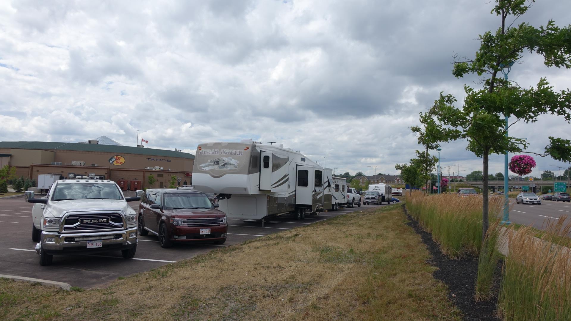 Des Campeurs S Entassent Dans Les Stationnements De Grandes Surfaces Pour Plusieurs Jours Radio Canada Ca