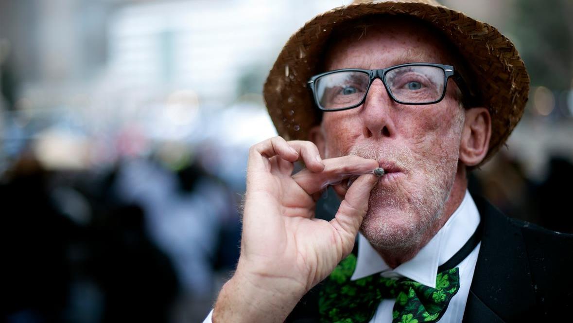 L Art De Tirer Un Joint En Bonne Societe Radio Canada Ca L Art De Tirer Un Joint En Bonne Societe Radio Canada Ca