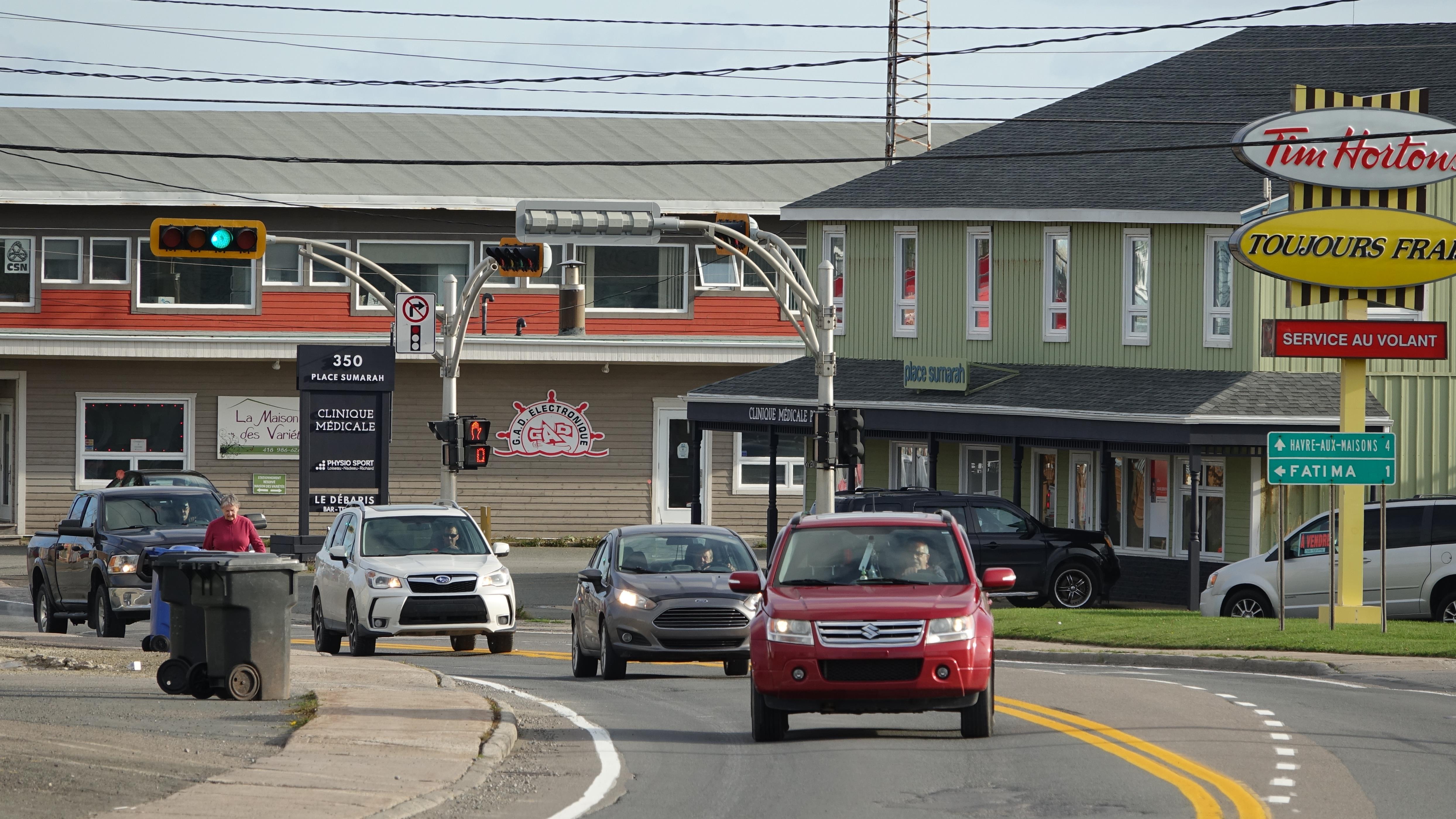 Des Projets Municipaux De 72 M D Ici 2024 Aux Les De La Madeleine   Cap Aux Meules Iles Madeleine Centre Ville Circulation Voitures Feux Circulation 