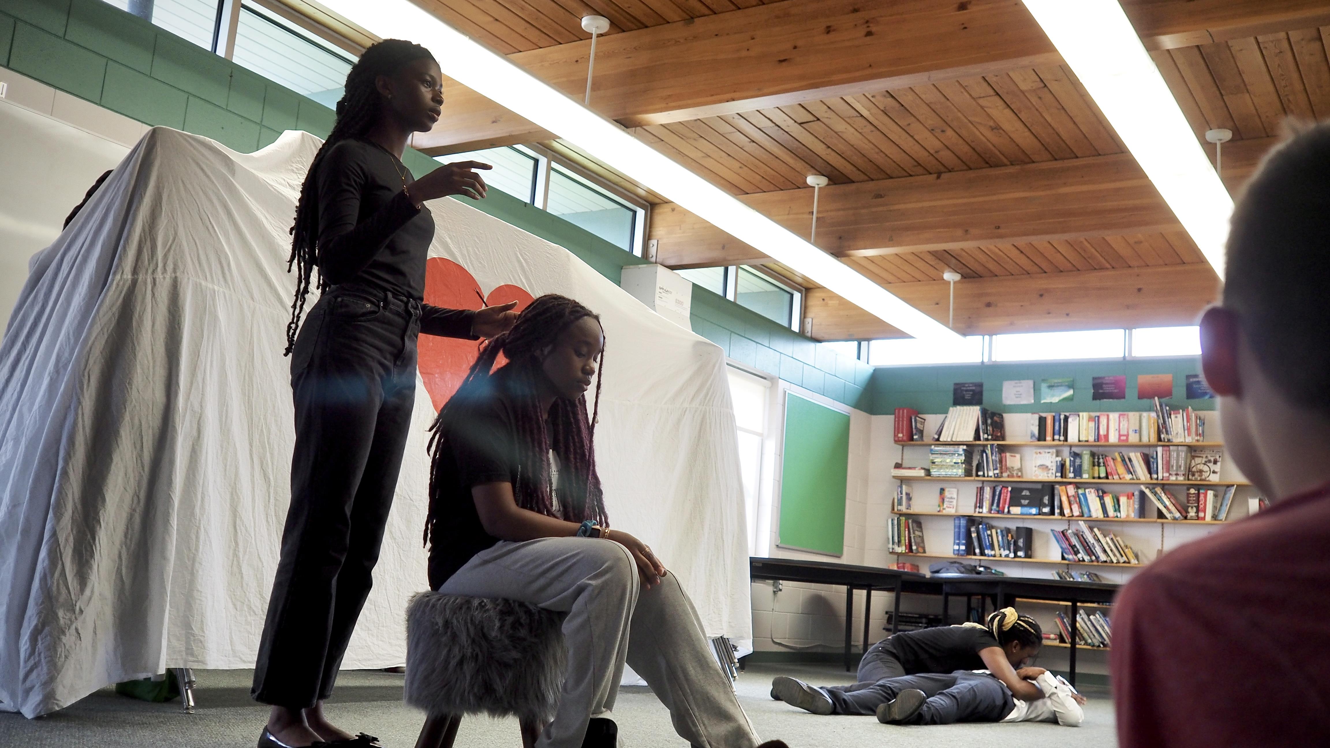 À Notre-Dame-de-Lourdes, le théâtre comme pont entre le Manitoba et la Côte  d'Ivoire | Radio-Canada