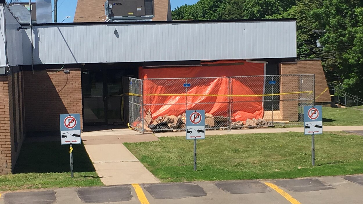 Percutée par une voiture, la clinique de Shediac est fermée