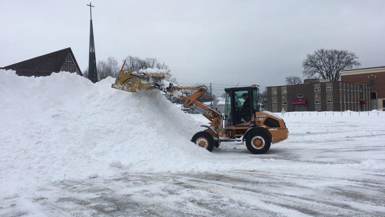 Alerte aux dangers causés par l’accumulation de neige RadioCanada