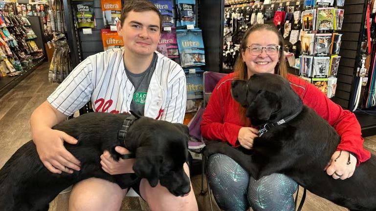 Walcer Deux chiens-guides ont mené un jeune autiste à son diplôme de manière ...