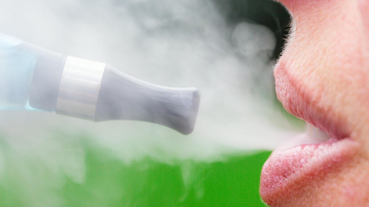 La loi sur le vapotage entre en vigueur en Saskatchewan RadioCanada
